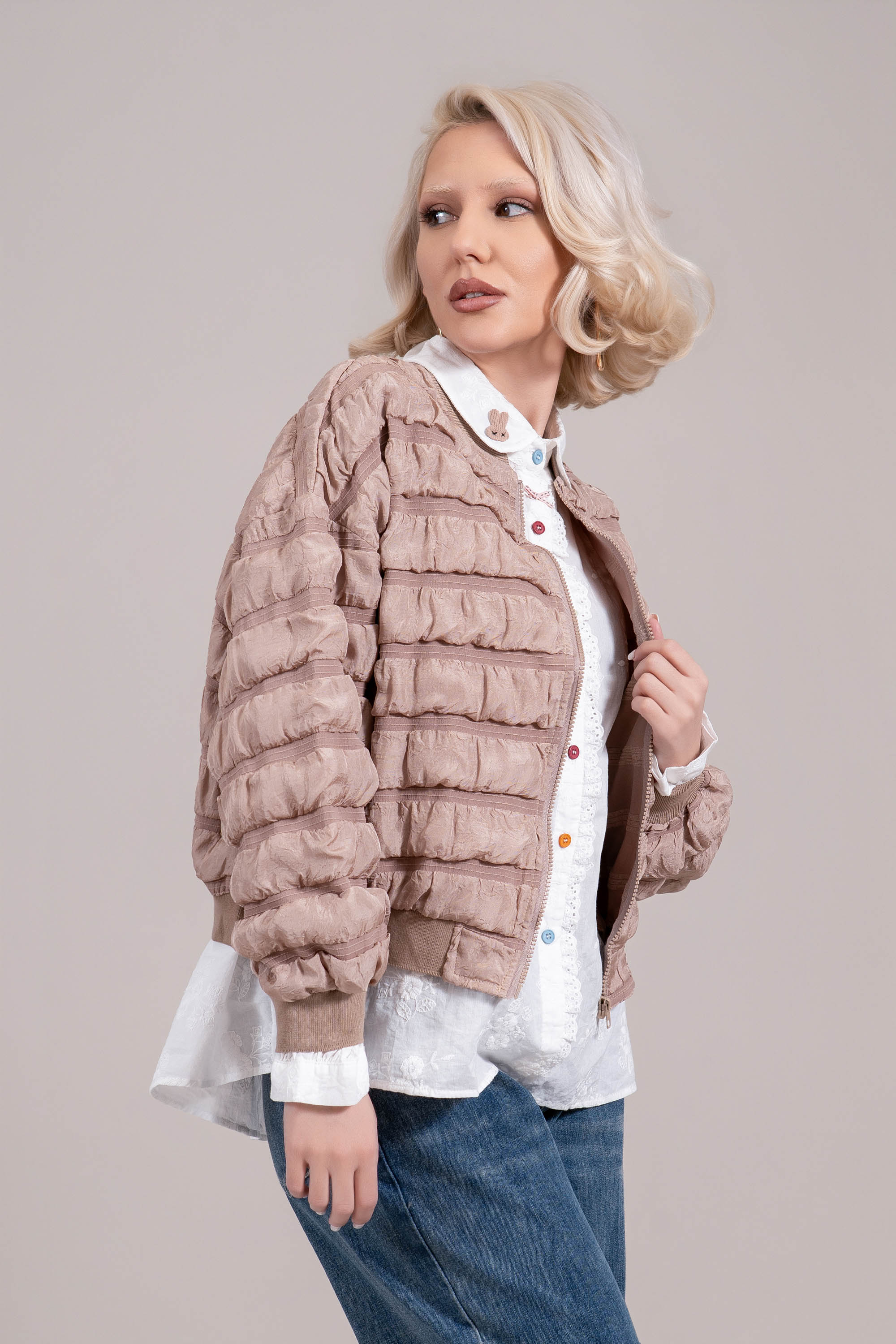 Дамско преходно яке в бежово с хоризонтални шевове и набръчкан ефект