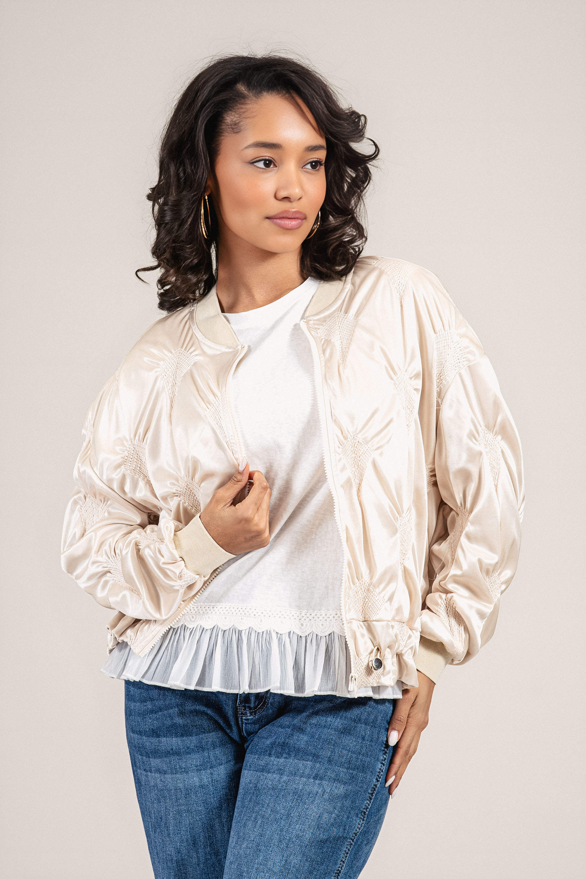 Дамско преходно яке в бежово с лъскав ефект и капитониран дизайн