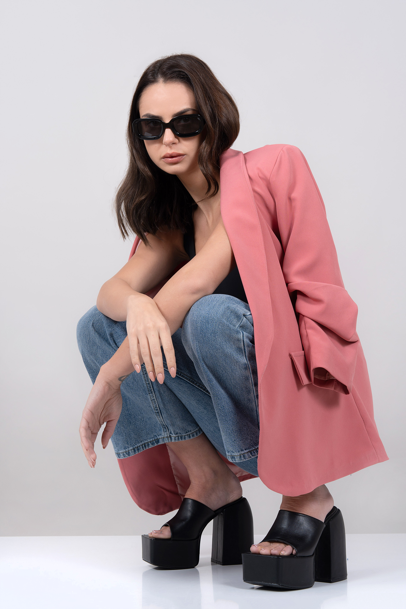 Дамско сако в розово без закопчаване с набран ръкав
