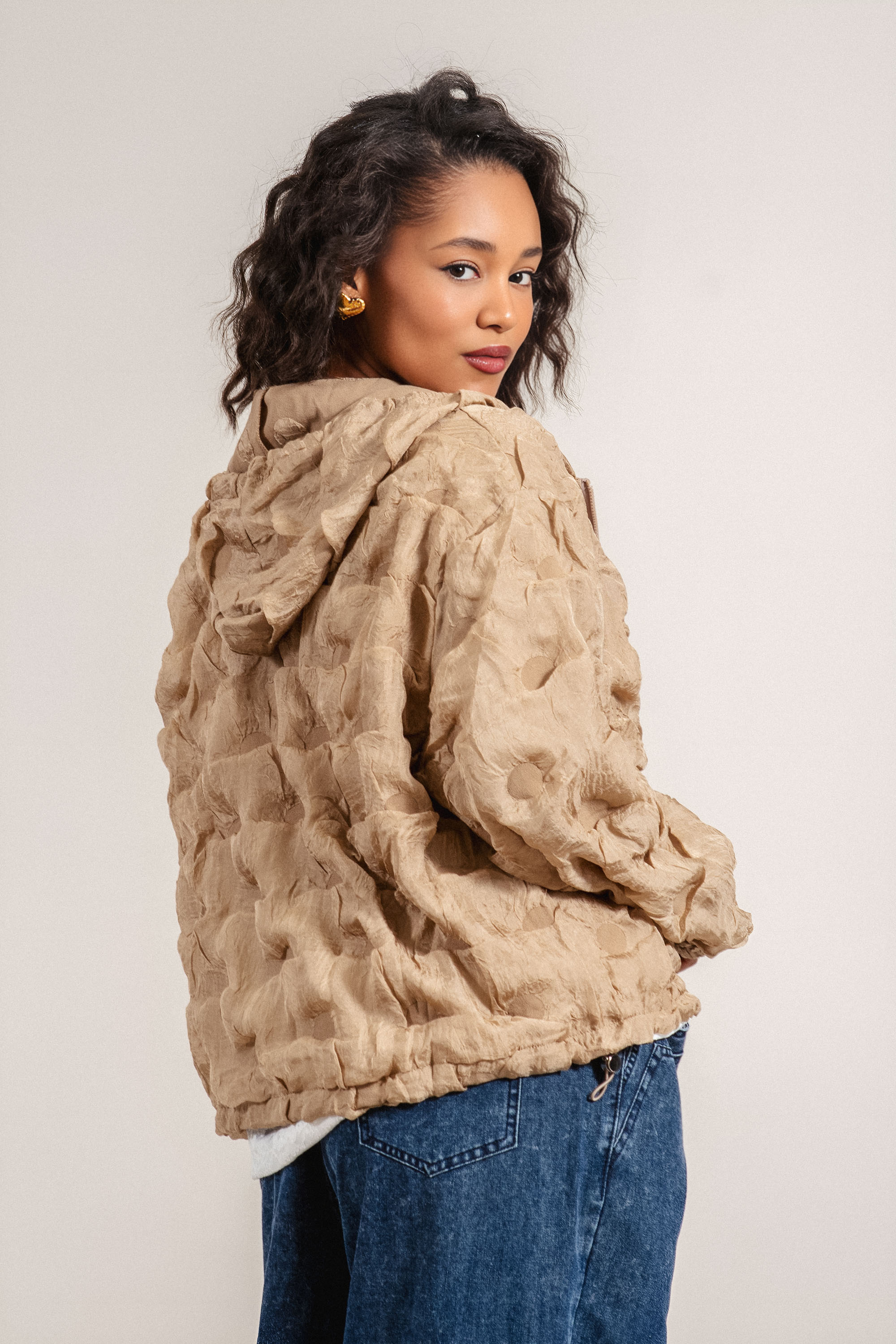 Дамско тънко яке в бежово с капитонирани елементи, качулка и връзки