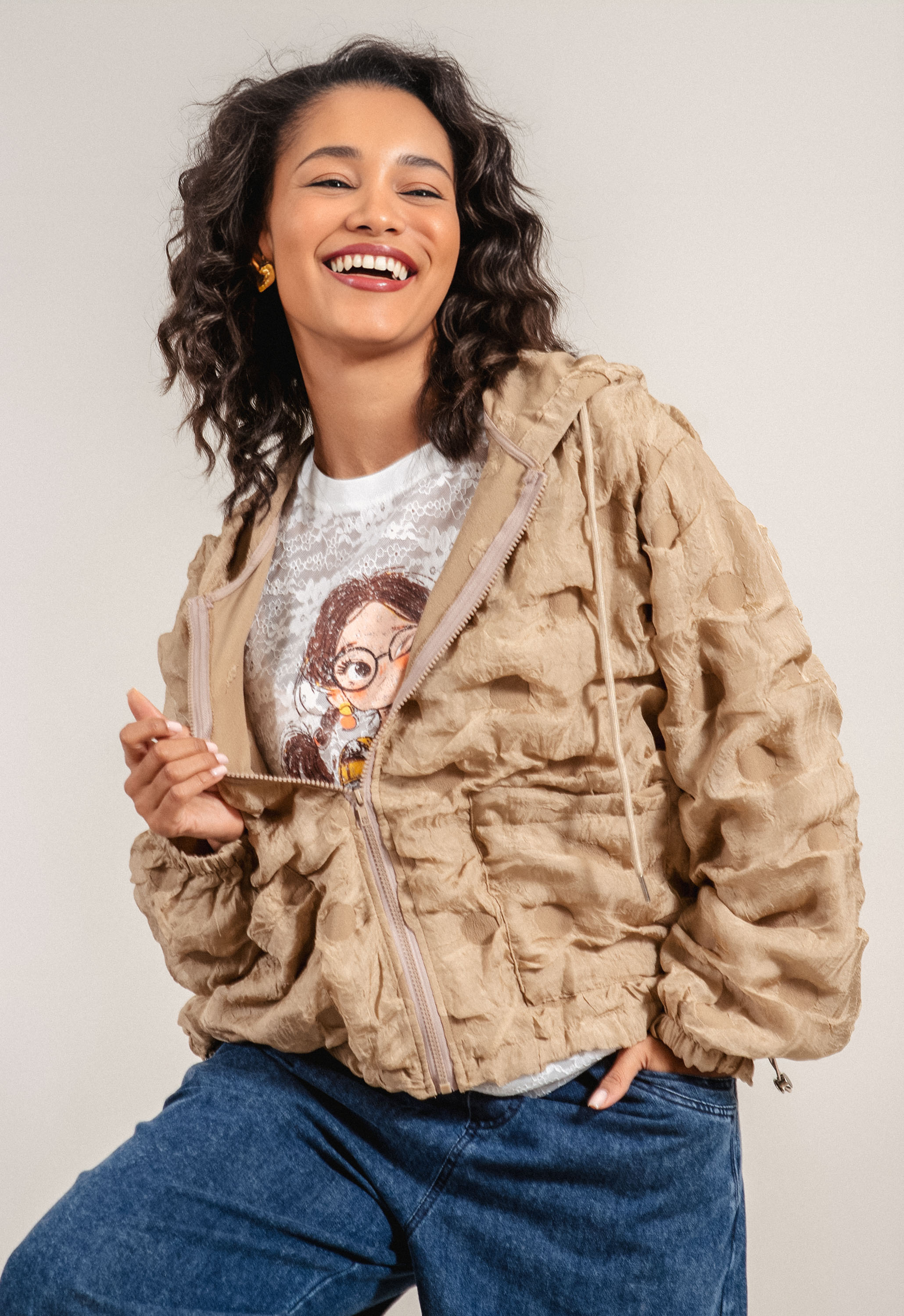 Дамско тънко яке в бежово с капитонирани елементи, качулка и връзки