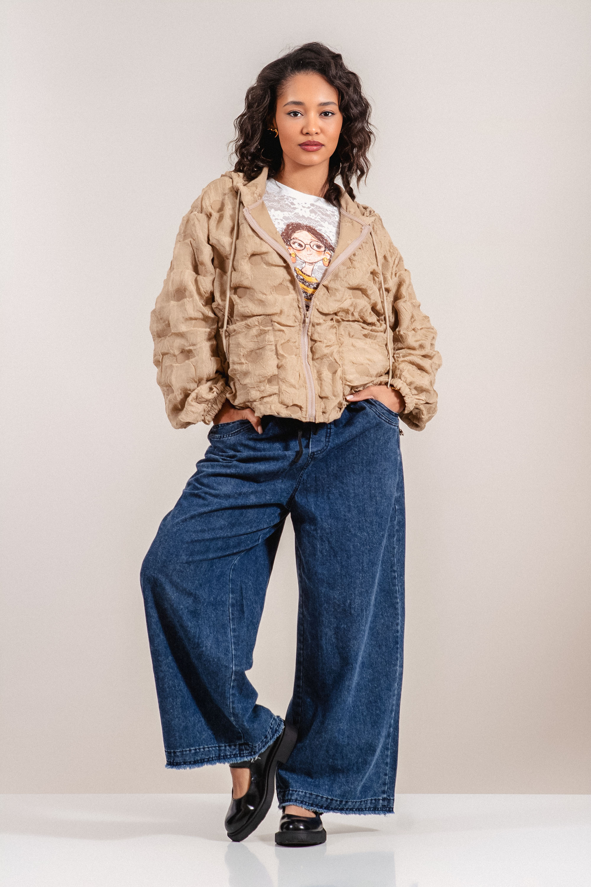 Дамско тънко яке в бежово с капитонирани елементи, качулка и връзки