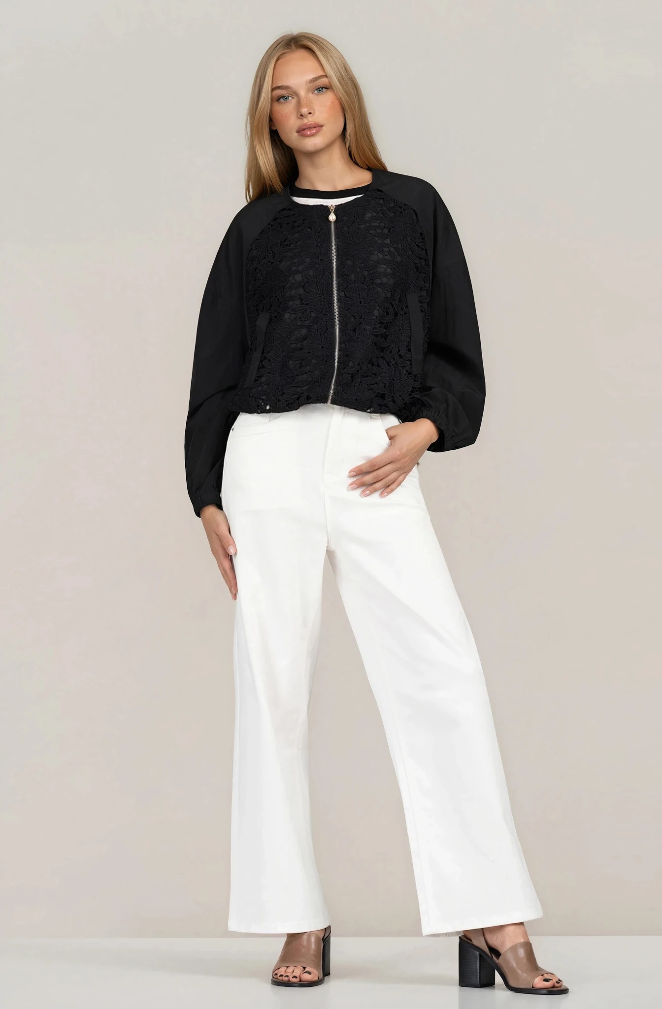 Дамско яке с декоративна дантела в черно с цип и свободна кройка