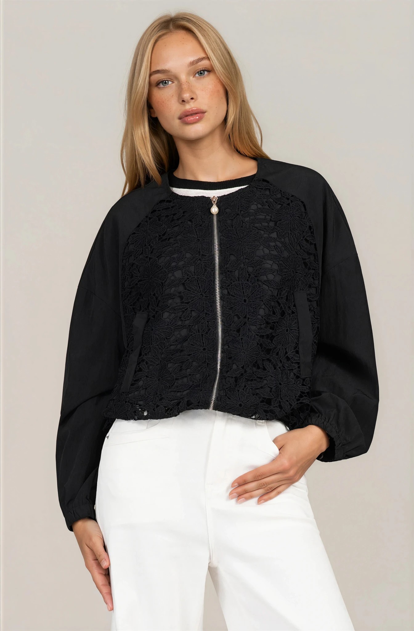 Дамско яке с декоративна дантела в черно с цип и свободна кройка
