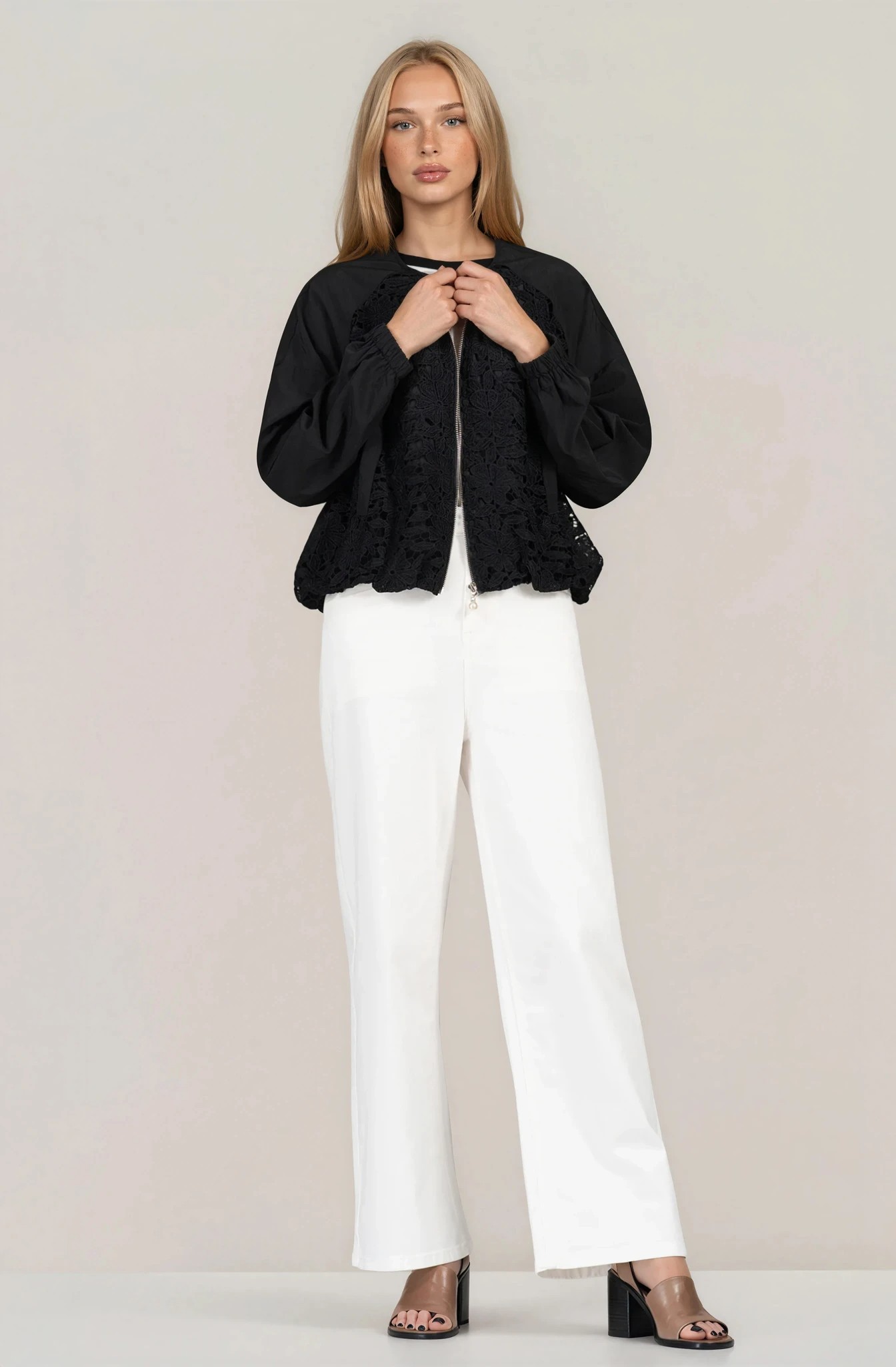 Дамско яке с декоративна дантела в черно с цип и свободна кройка