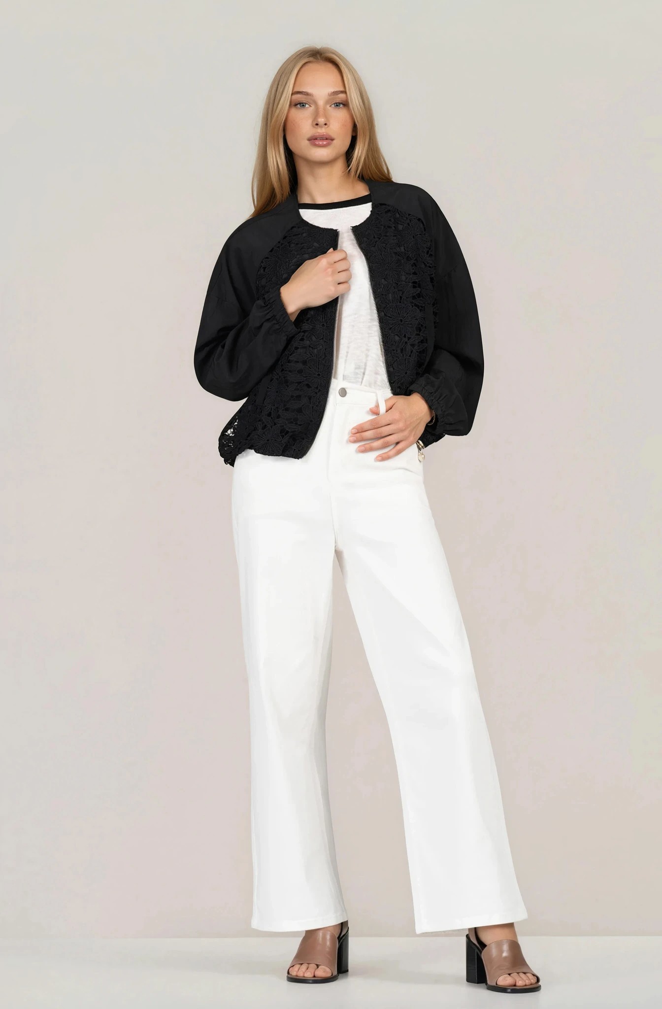 Дамско яке с декоративна дантела в черно с цип и свободна кройка