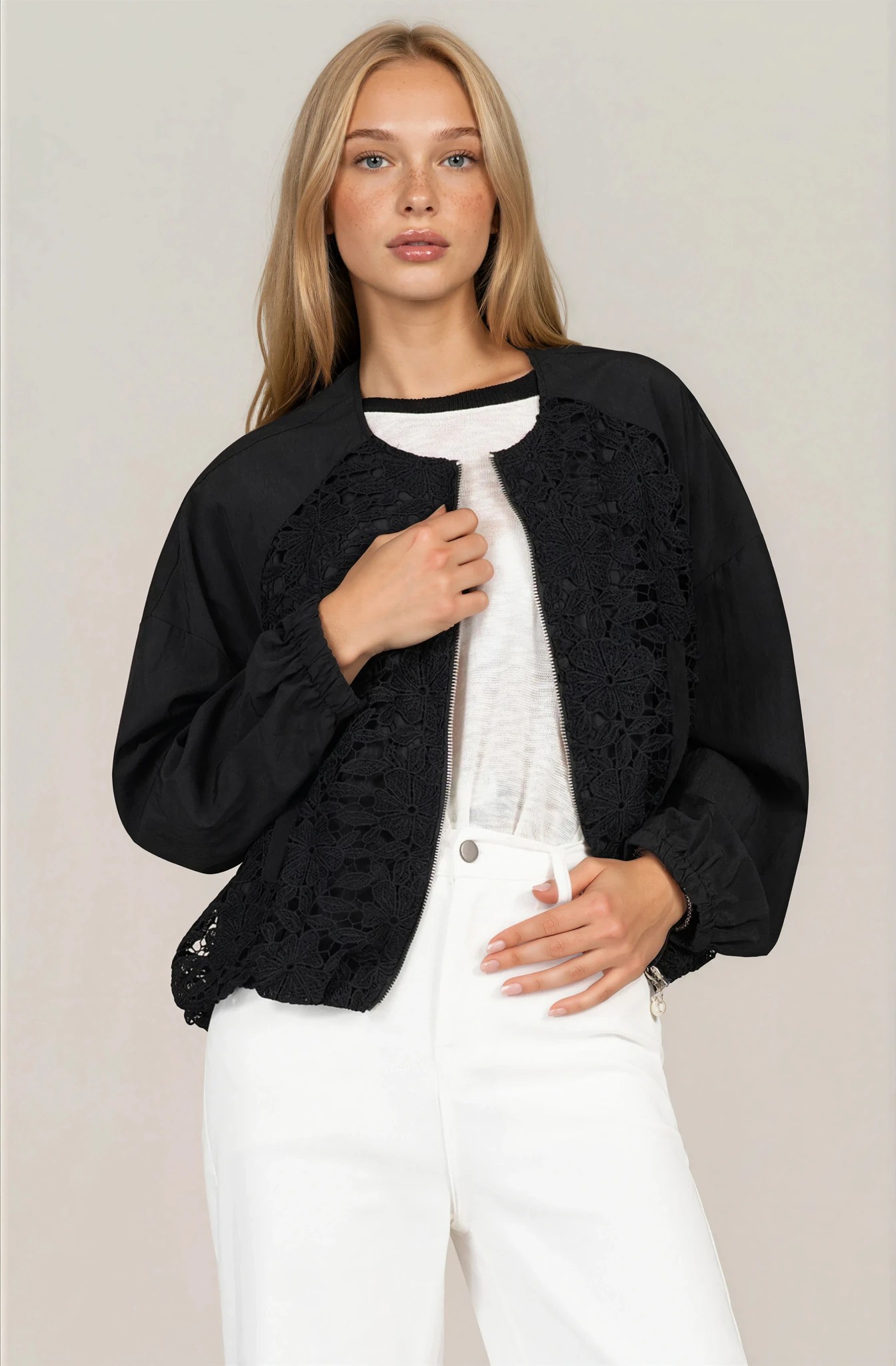 Дамско яке с декоративна дантела в черно с цип и свободна кройка