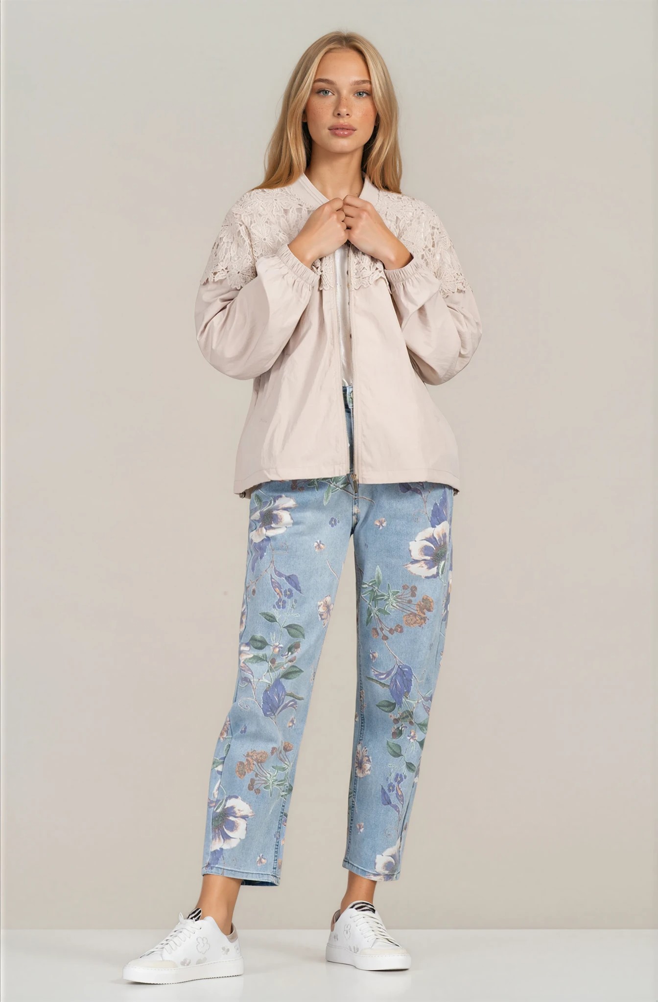 Дамско яке с флорална дантела в светлобежово с връзки за пристягане