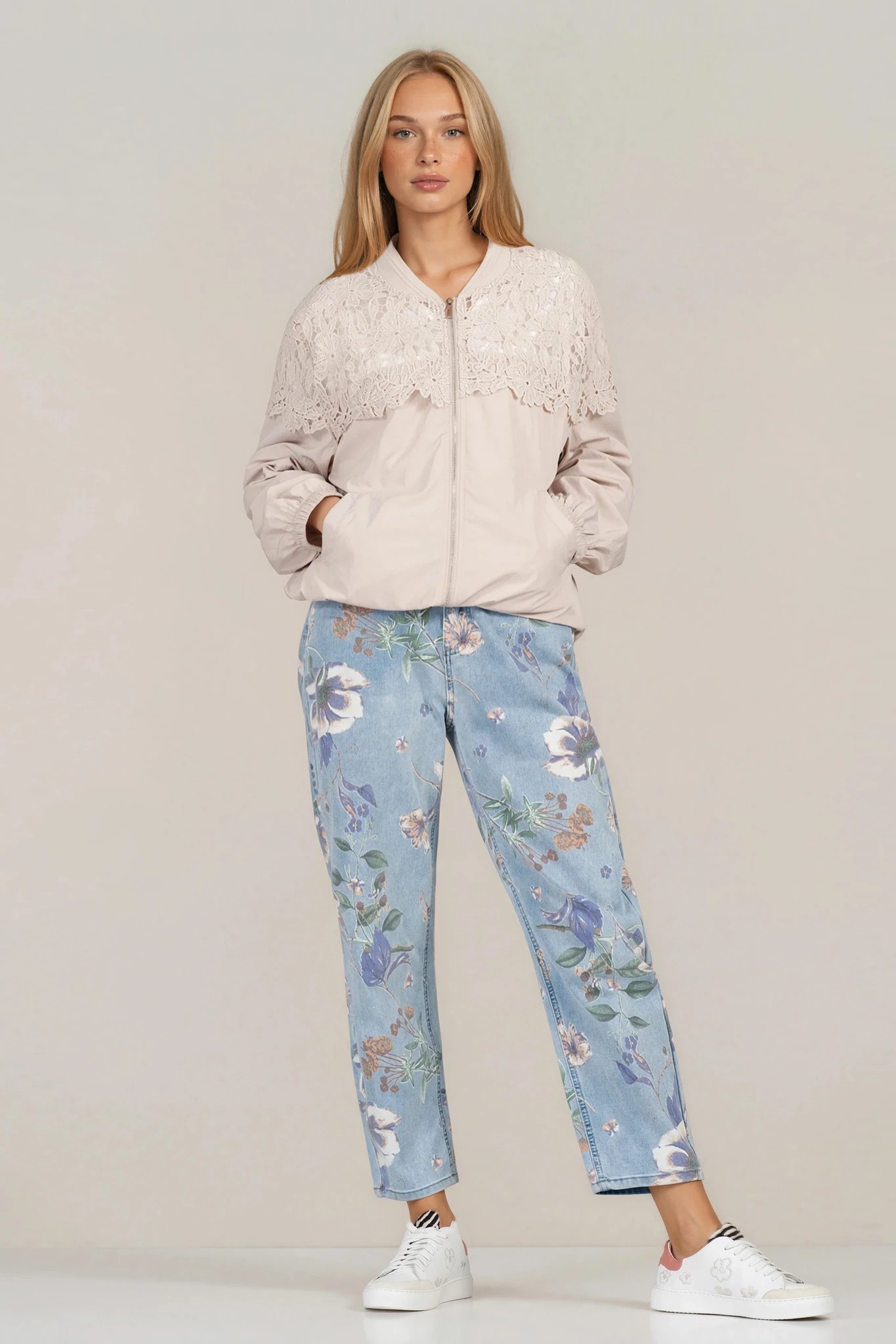 Дамско яке с флорална дантела в светлобежово с връзки за пристягане