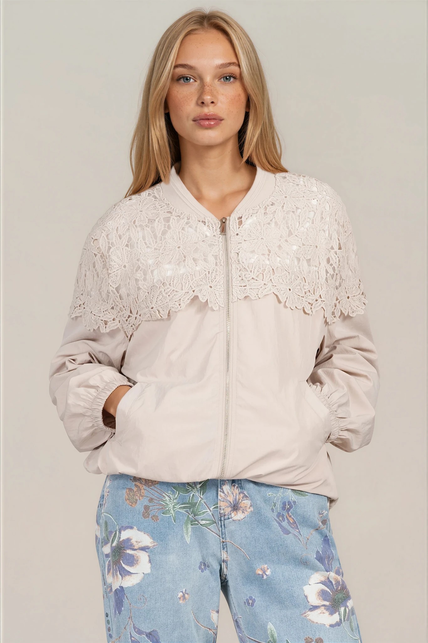 Дамско яке с флорална дантела в светлобежово с връзки за пристягане