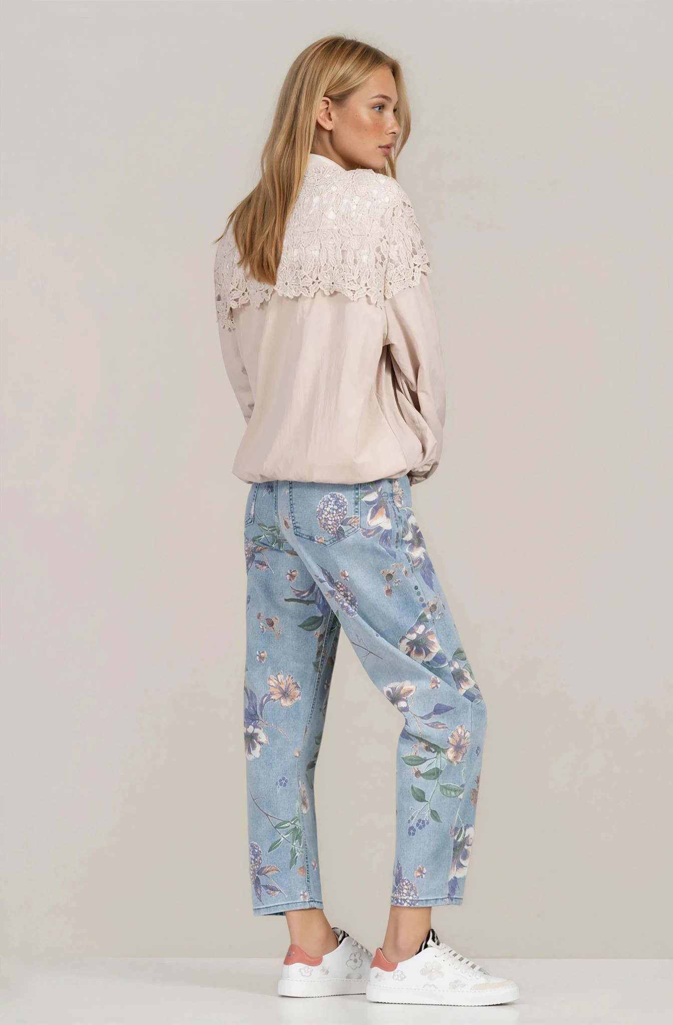 Дамско яке с флорална дантела в светлобежово с връзки за пристягане