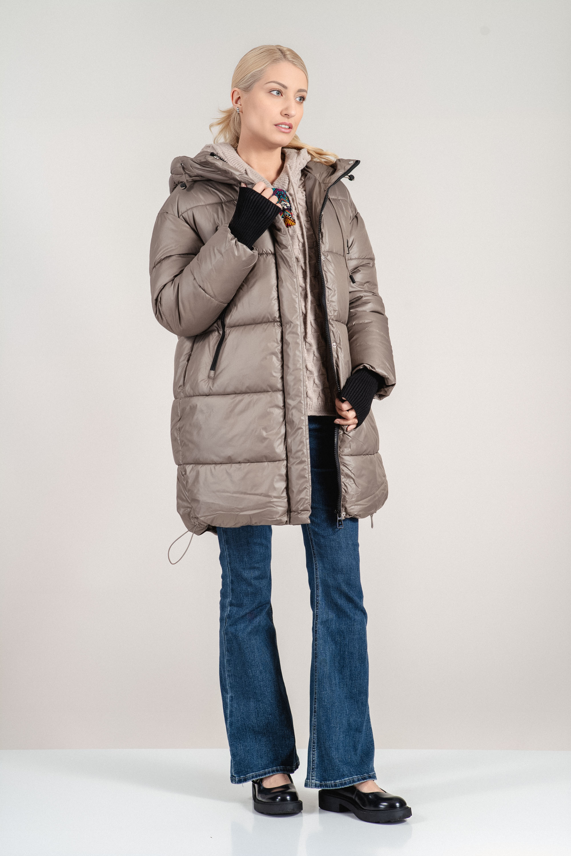 Дамско зимно яке в цвят визон с черен ластик на ръкавите и качулка