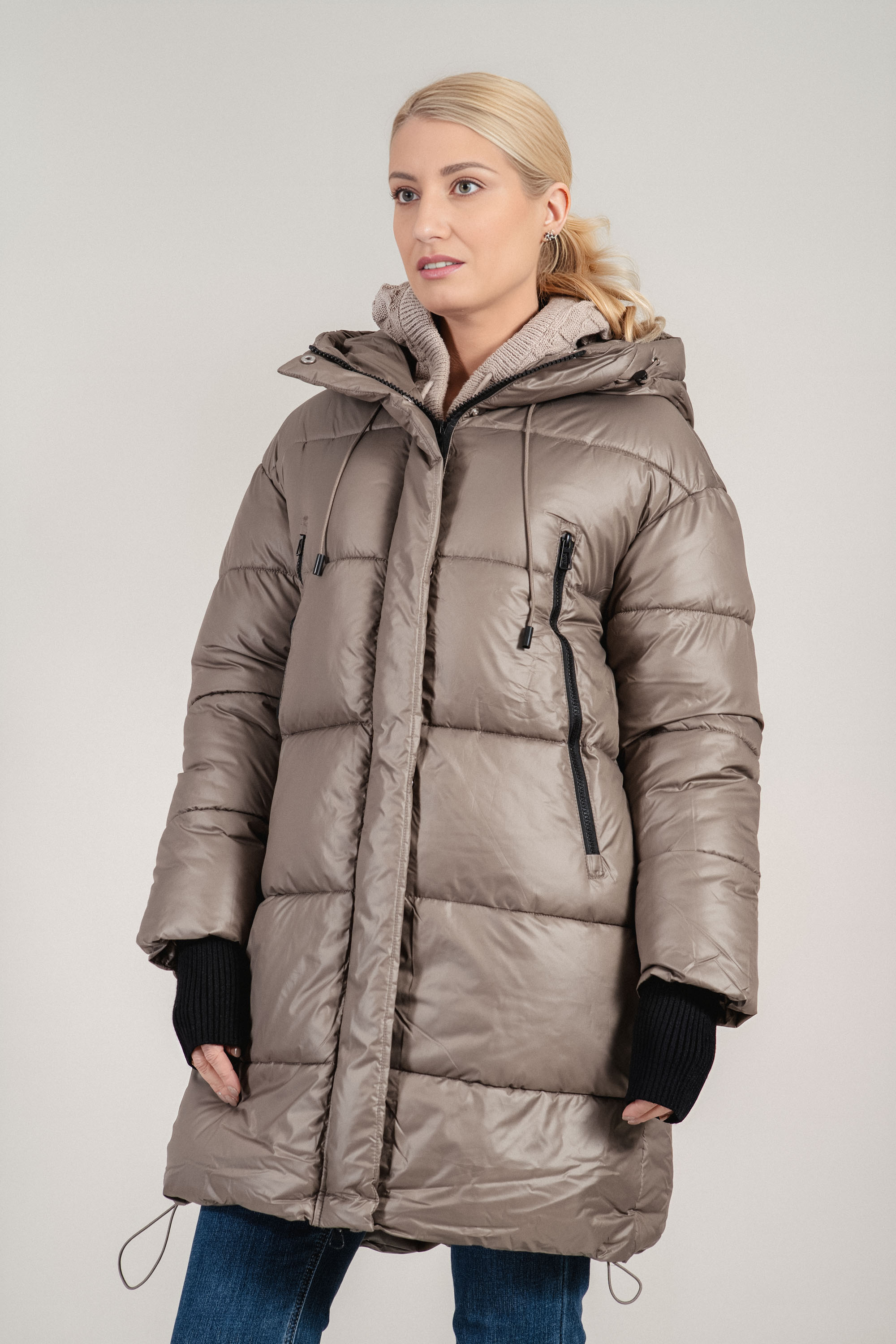 Дамско зимно яке в цвят визон с черен ластик на ръкавите и качулка