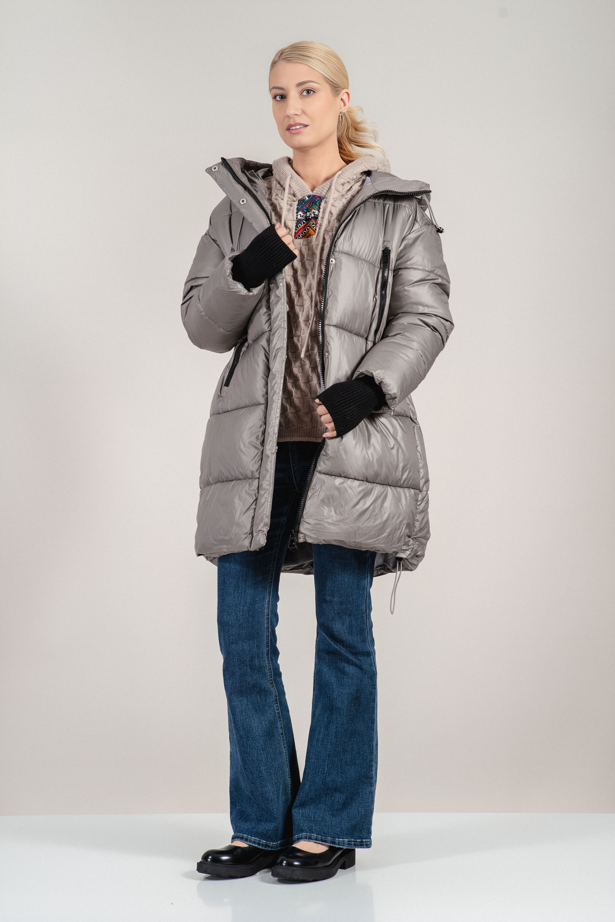 Дамско зимно яке в сив цвят с черен ластик на ръкавите и качулка