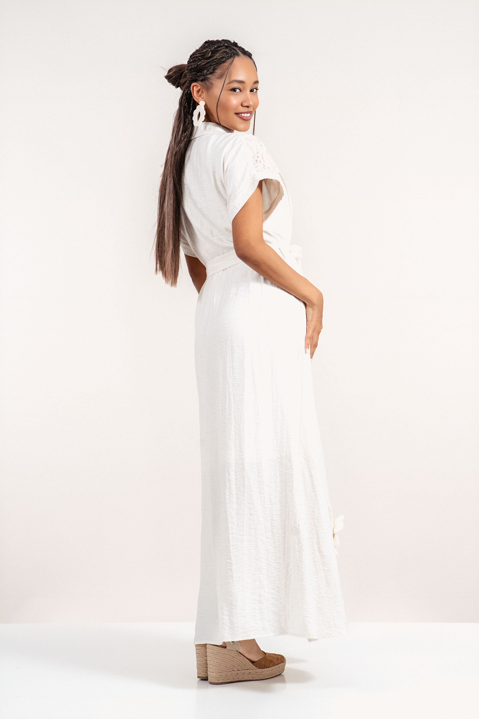 Дълга рокля в цвят екрю с рязана бродерия, 3Д цветя и колан в талията