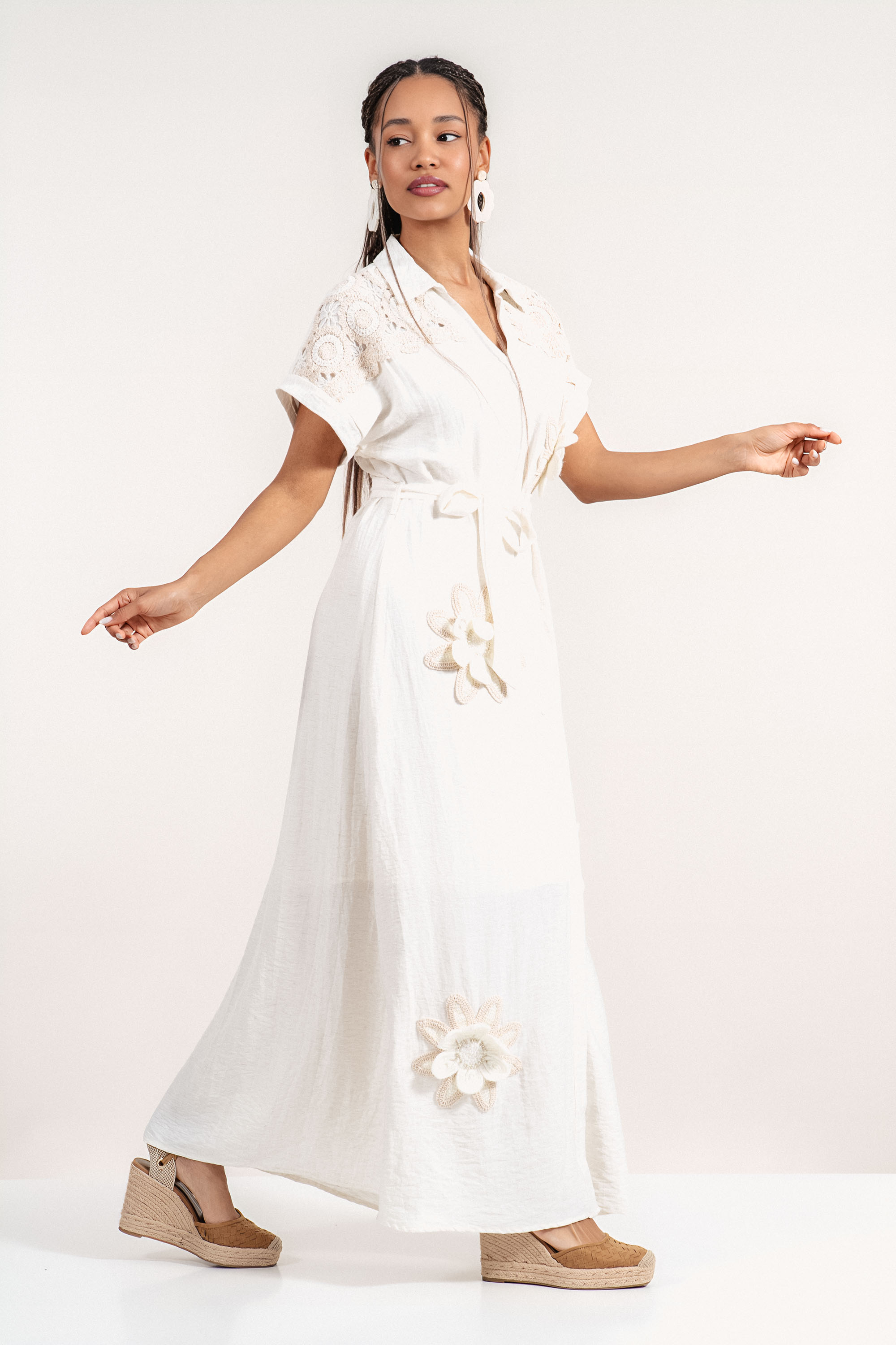 Дълга рокля в цвят екрю с рязана бродерия, 3Д цветя и колан в талията