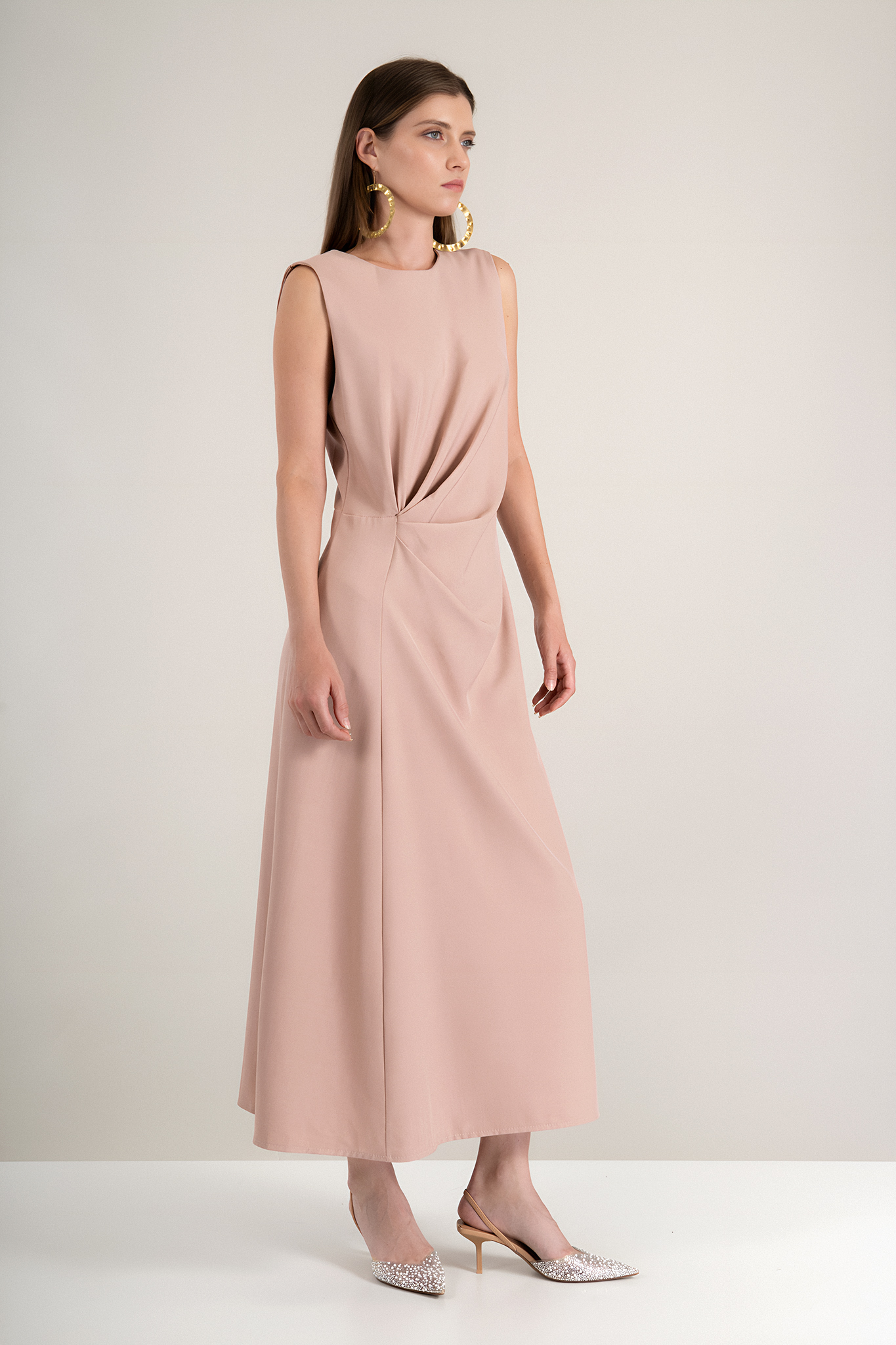 Дълга елегантна рокля в розово с ефектен набор