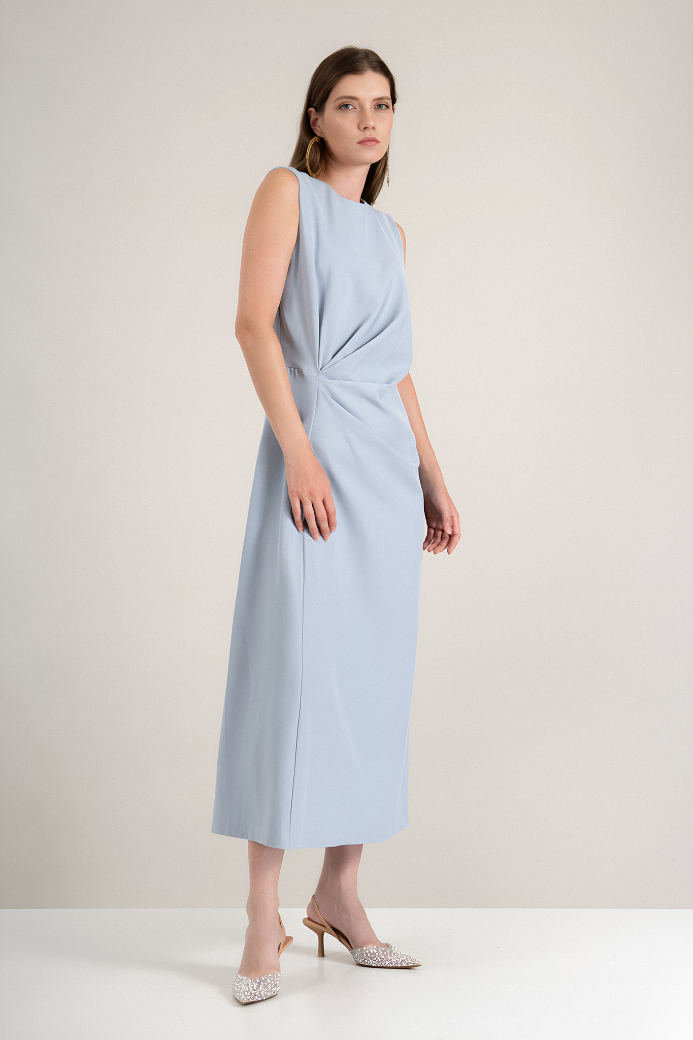 Дълга елегантна рокля в синьо с ефектен набор