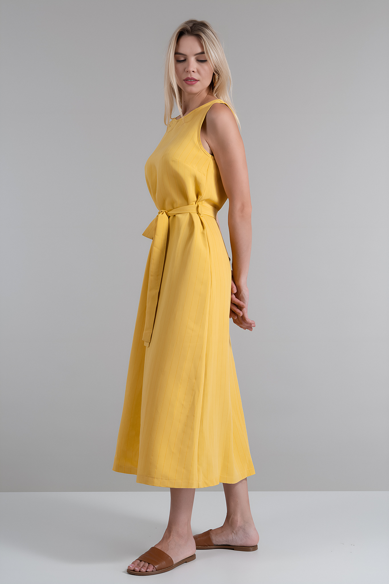 Дълга права рокля жълто с принт дискретно райе