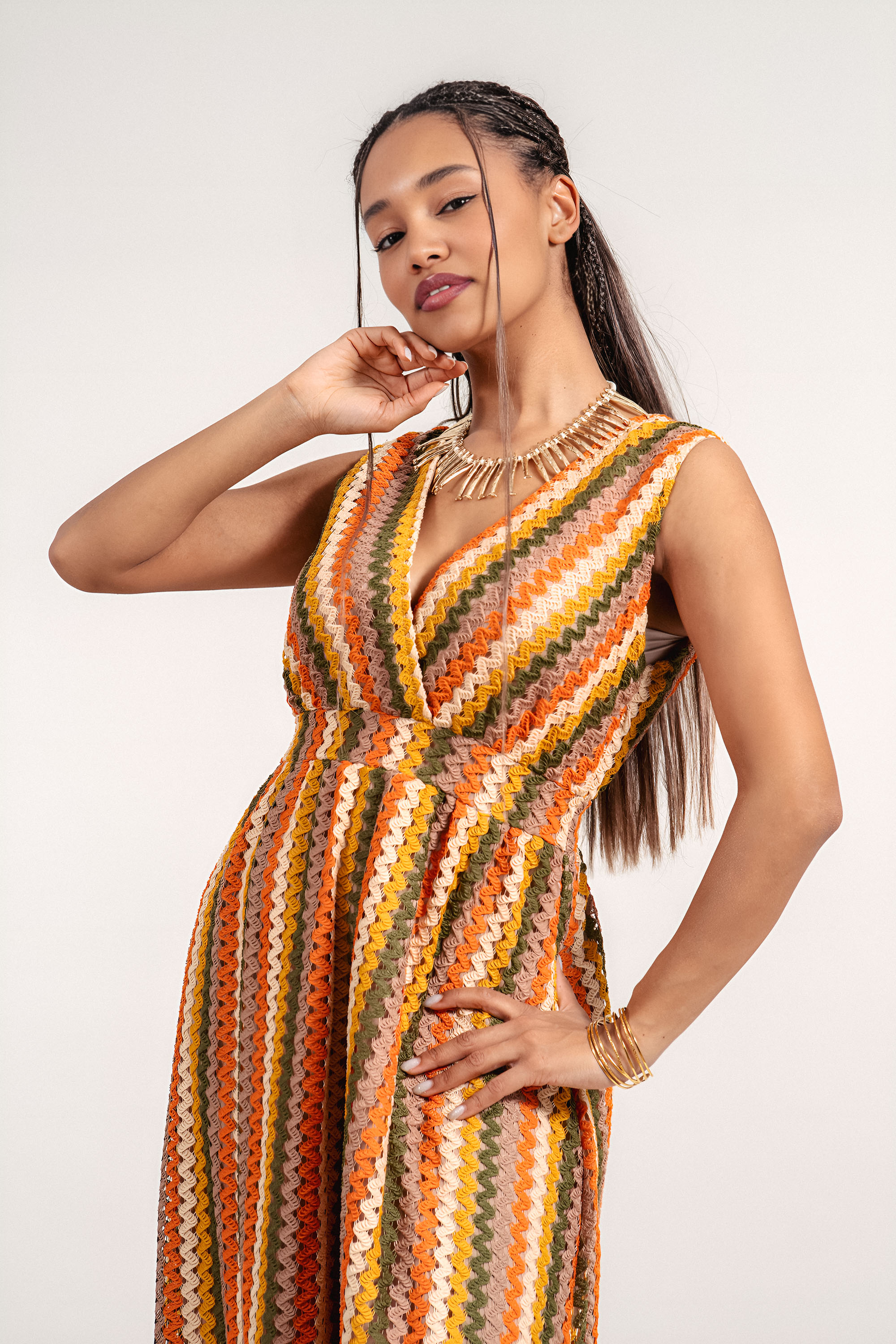 Дълга рокля с остро деколте, многоцветен принт и свободна линия