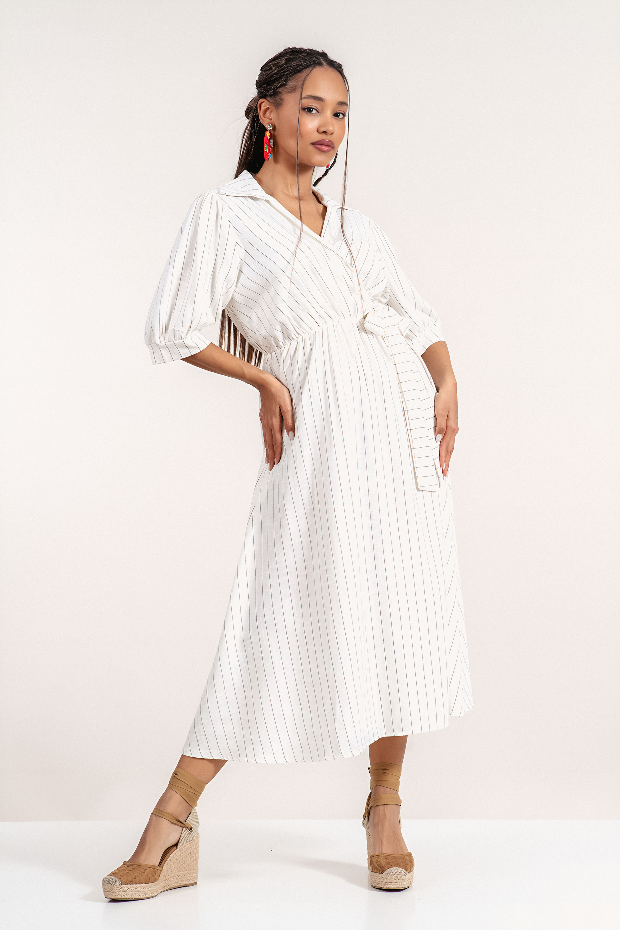 Дълга рокля в цвят екрю с дискретно райе и връзка в талията