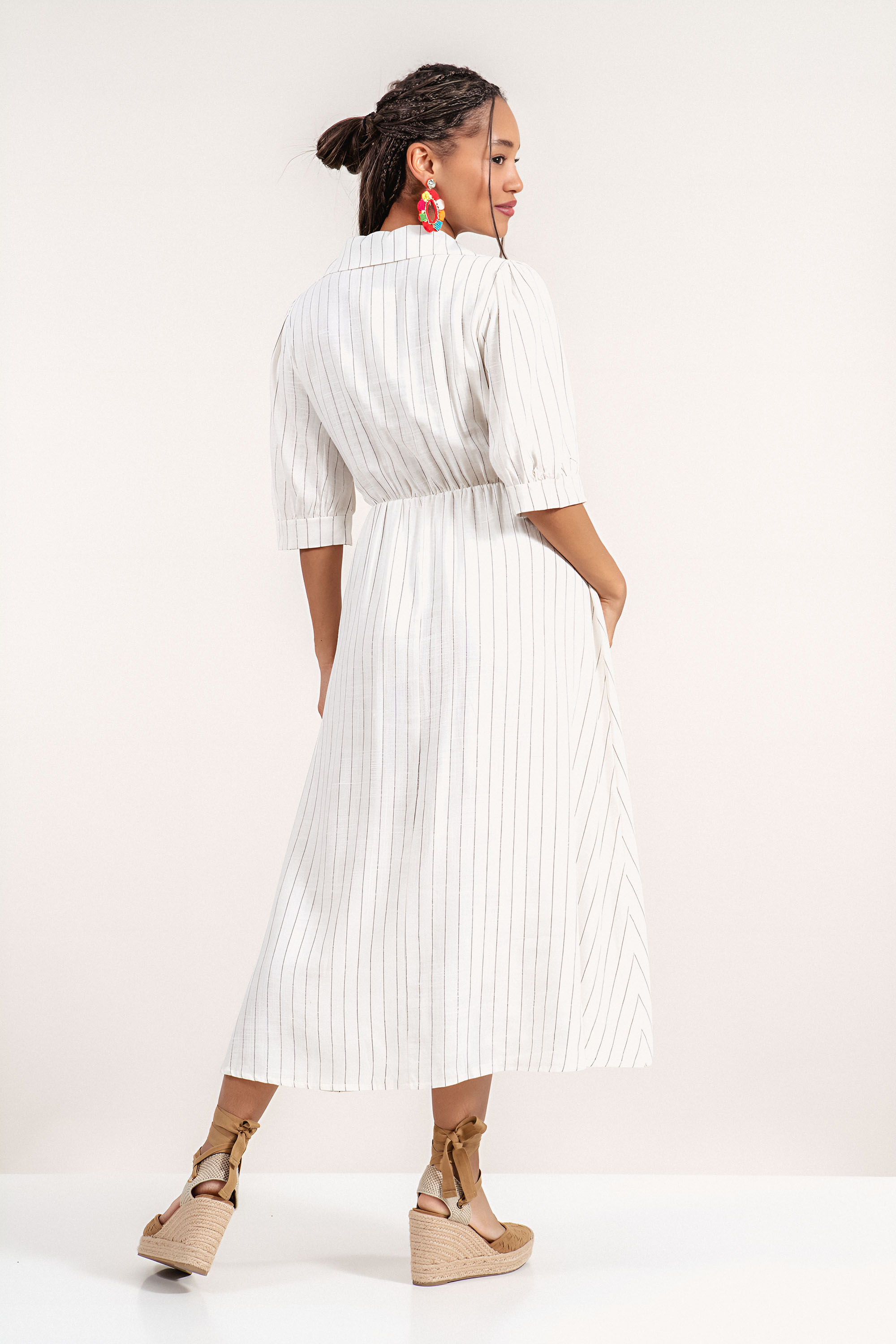 Дълга рокля в цвят екрю с дискретно райе и връзка в талията