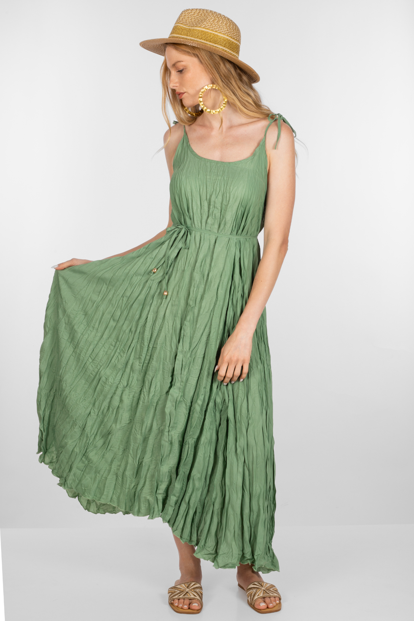 Дълга рокля в зелено с тънки презрамки и намачкан ефект
