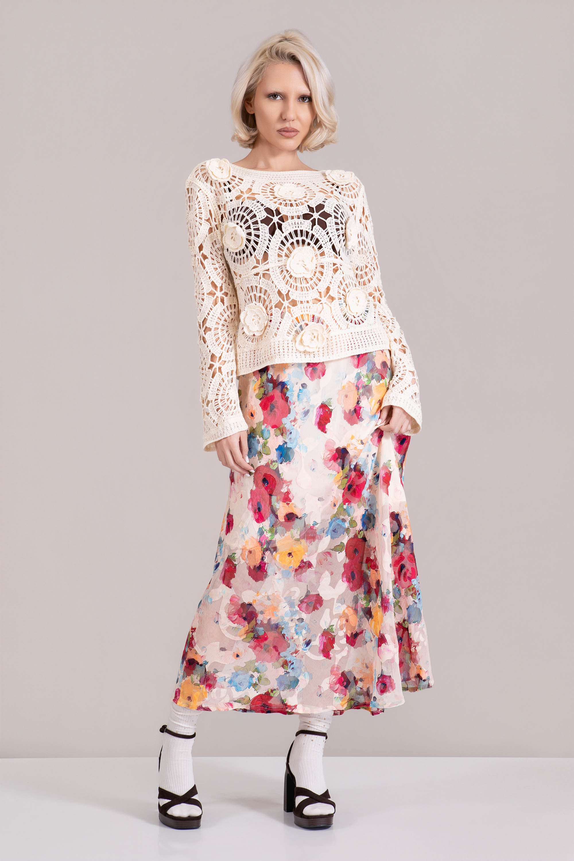 Ефирна пола в светлобежово с флорален принт в ярки цветове