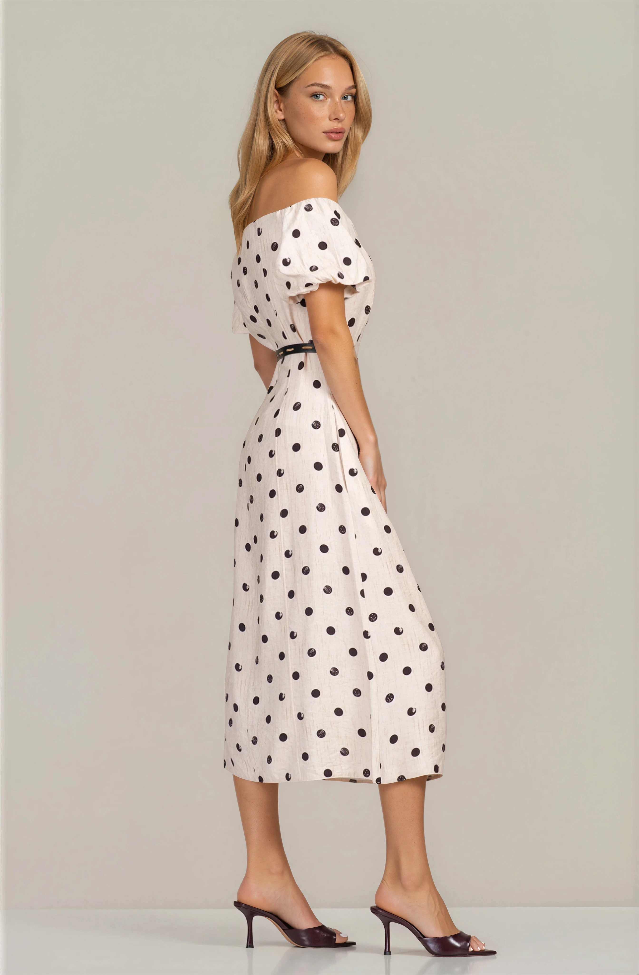 Елегантна миди бутикова рокля в светлобежово с паднало рамо и принт черни точки