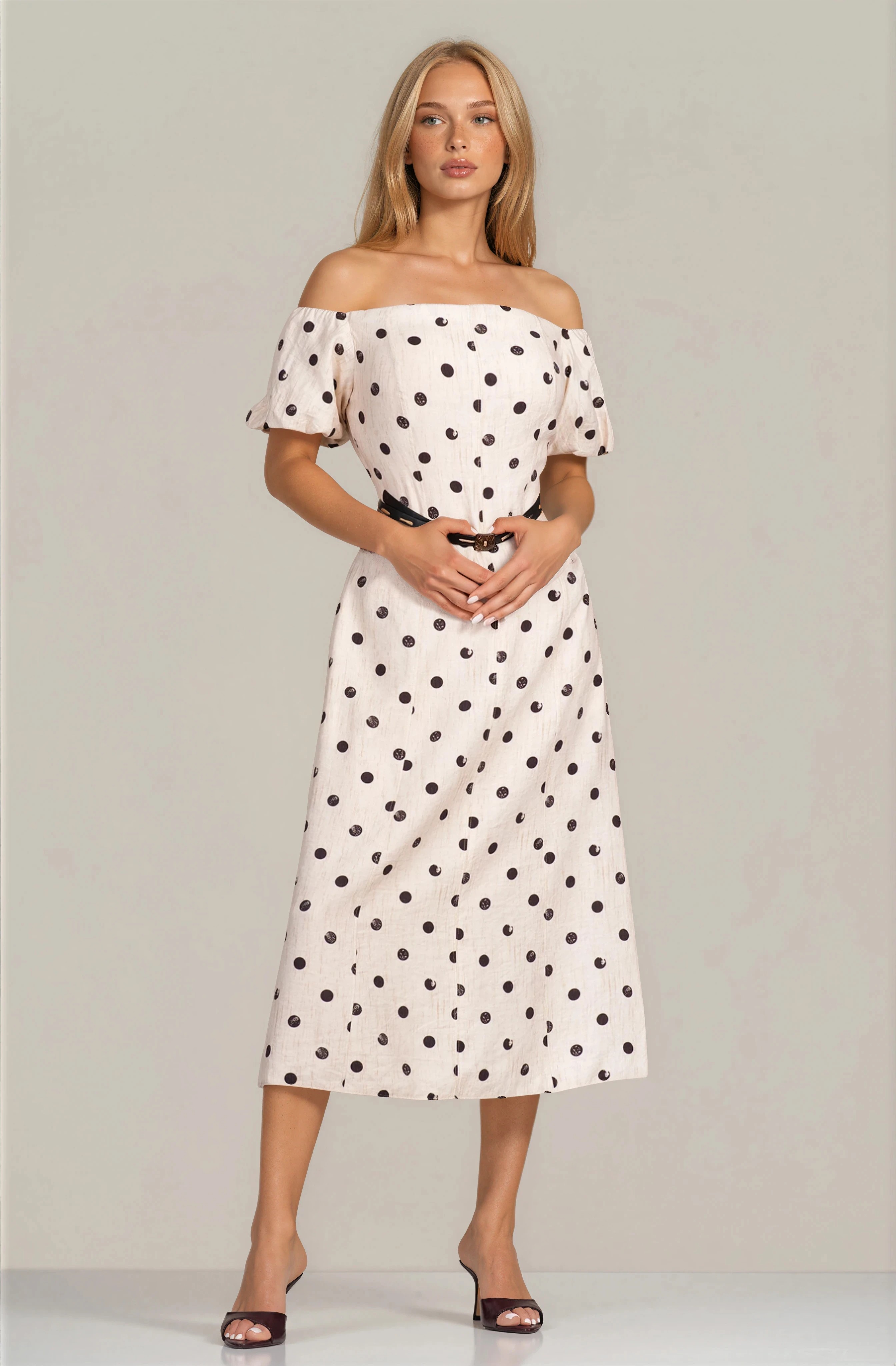 Елегантна миди бутикова рокля в светлобежово с паднало рамо и принт черни точки