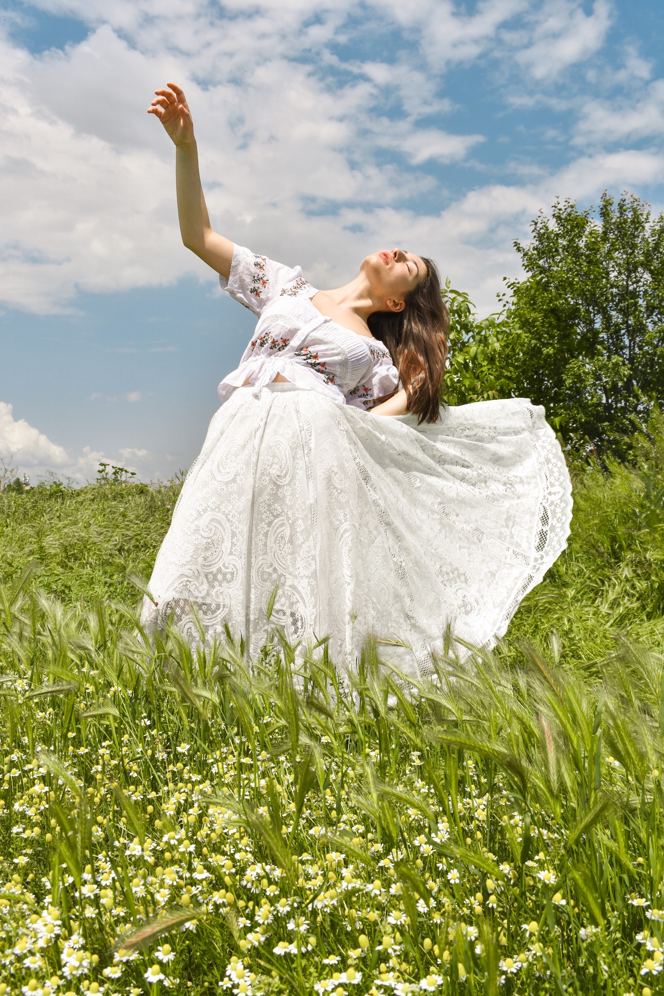 Дамска блуза от памук в бяло с етно бродирани цветя