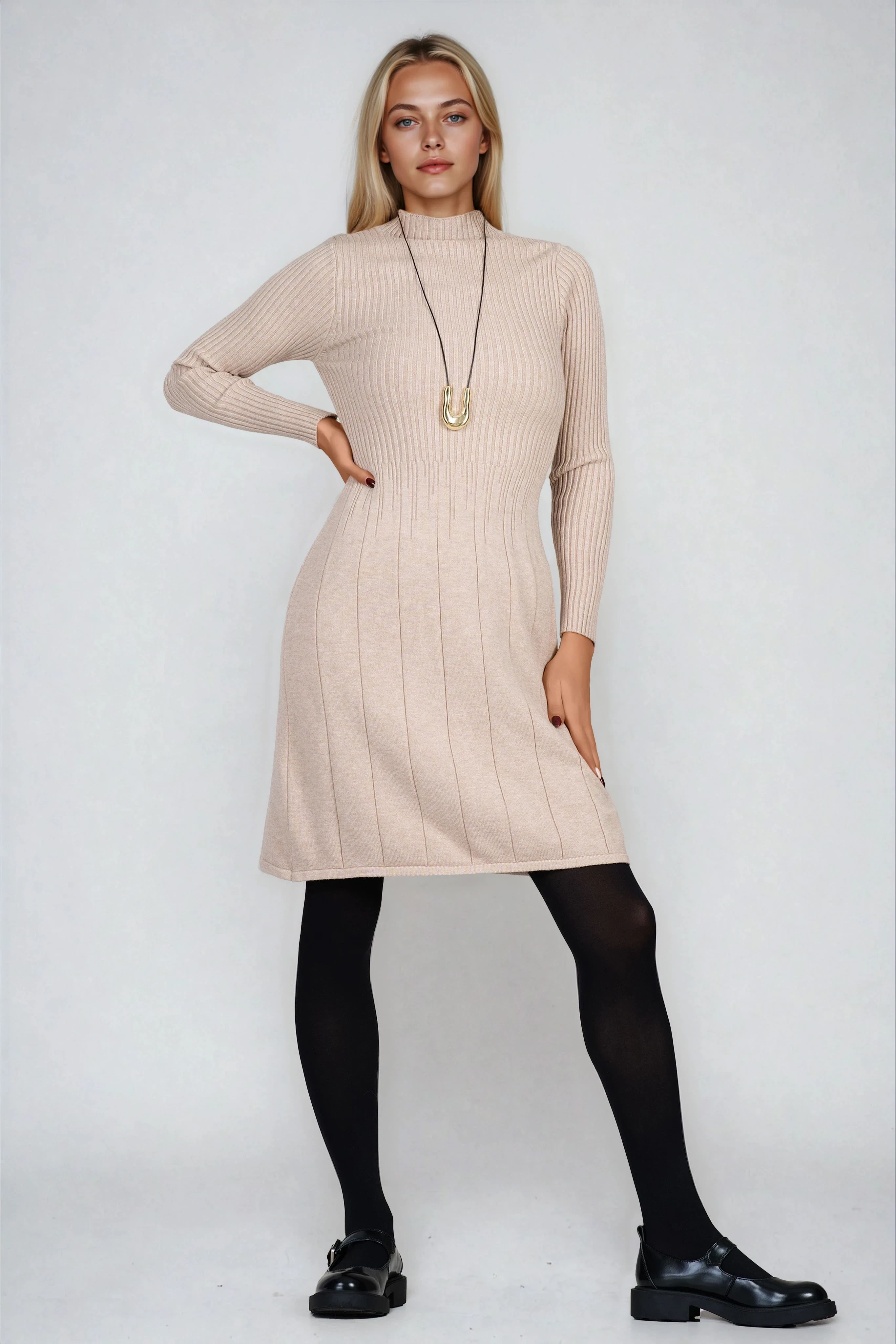 Къса рокля от фино плетиво в бежово с висока яка и подчертана талия