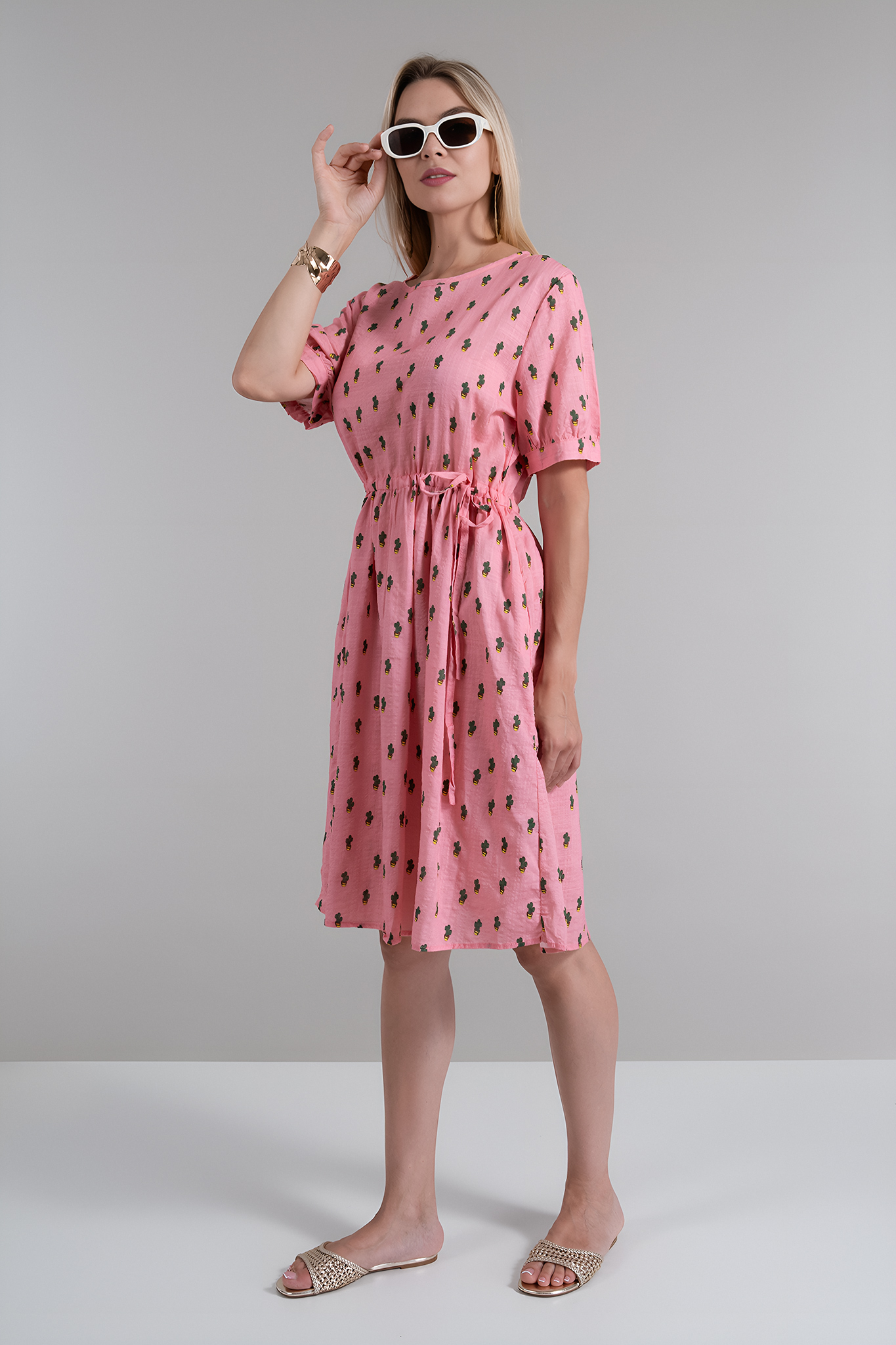 Лятна рокля от естествени материи в розово със забавен принт с кактуси