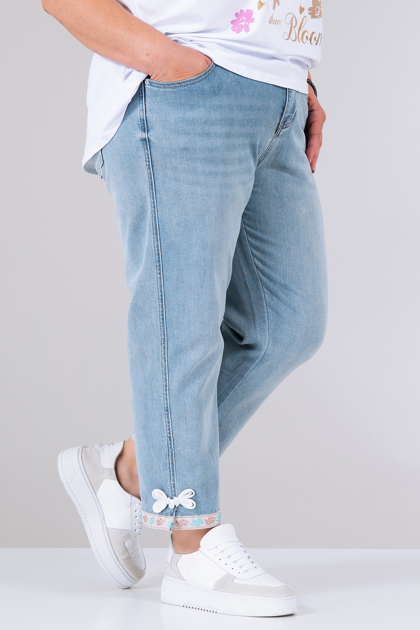 МАКСИ еластични 7/8 дънки в светлосиньо с панделки в края