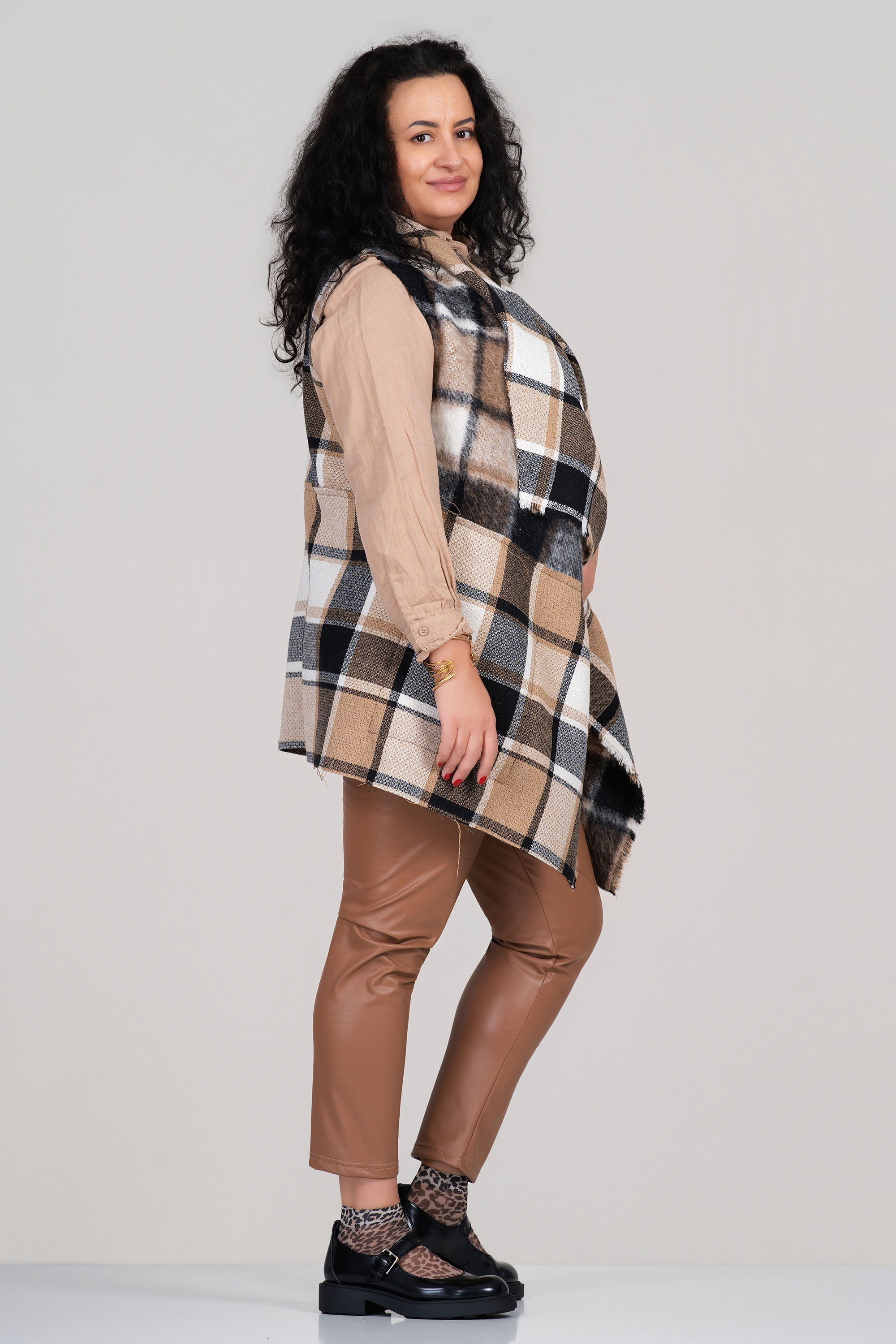 МАКСИ асиметричен елек в бежово без закопчаване с кариран принт