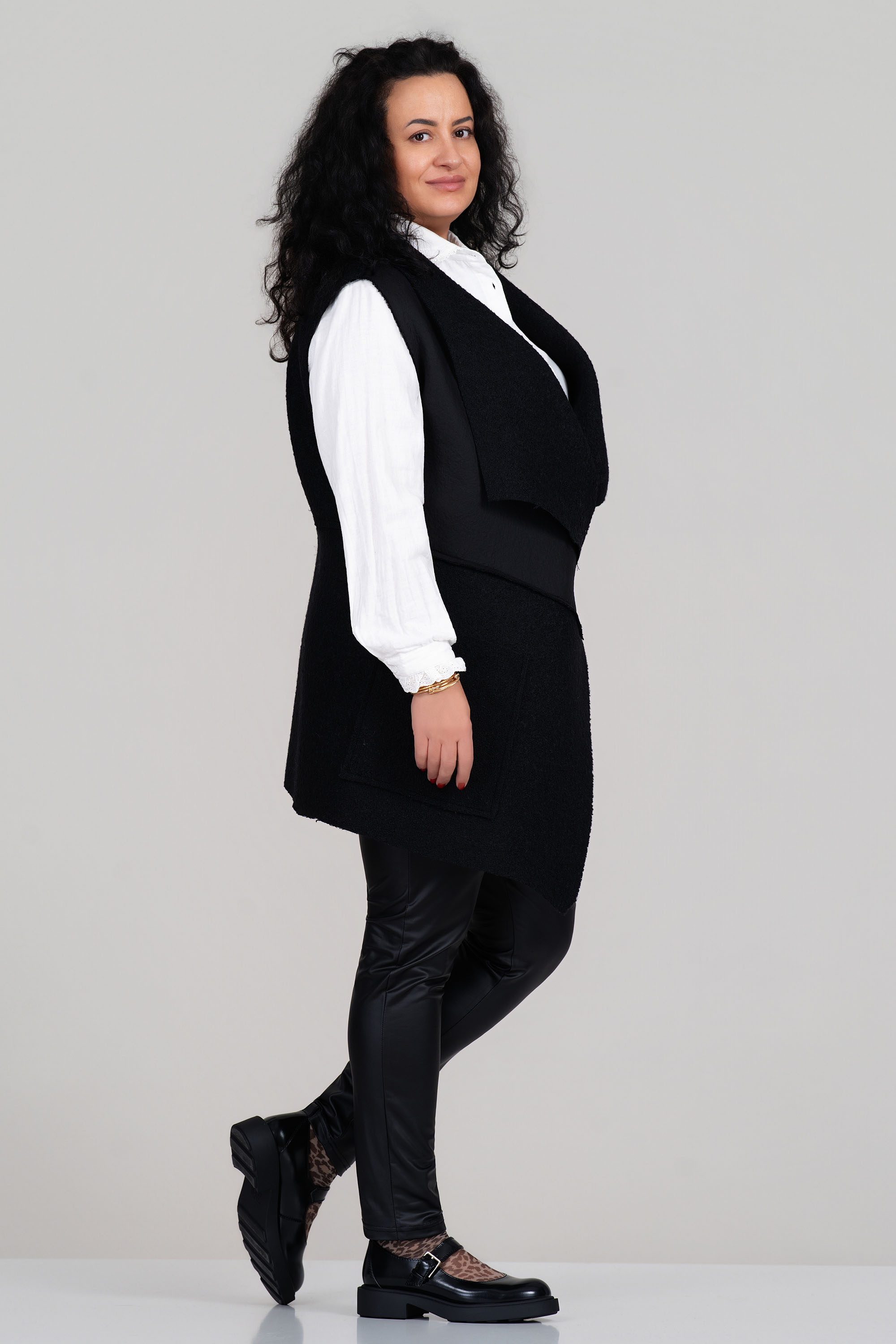 МАКСИ асиметричен елек в черно без закопчаване