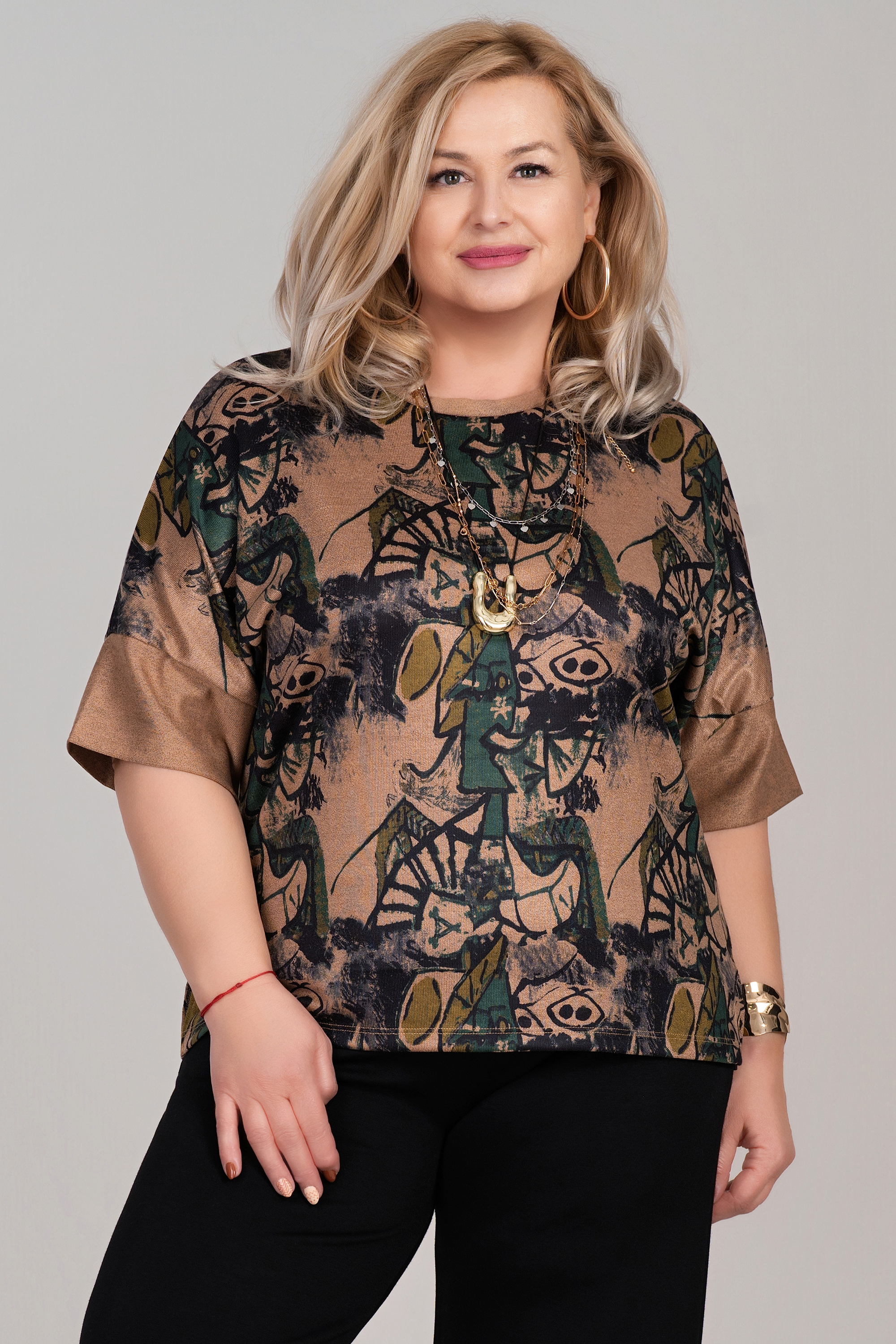 Макси блуза от фино плетиво в бежово с абстрактен принт в черно и зелено