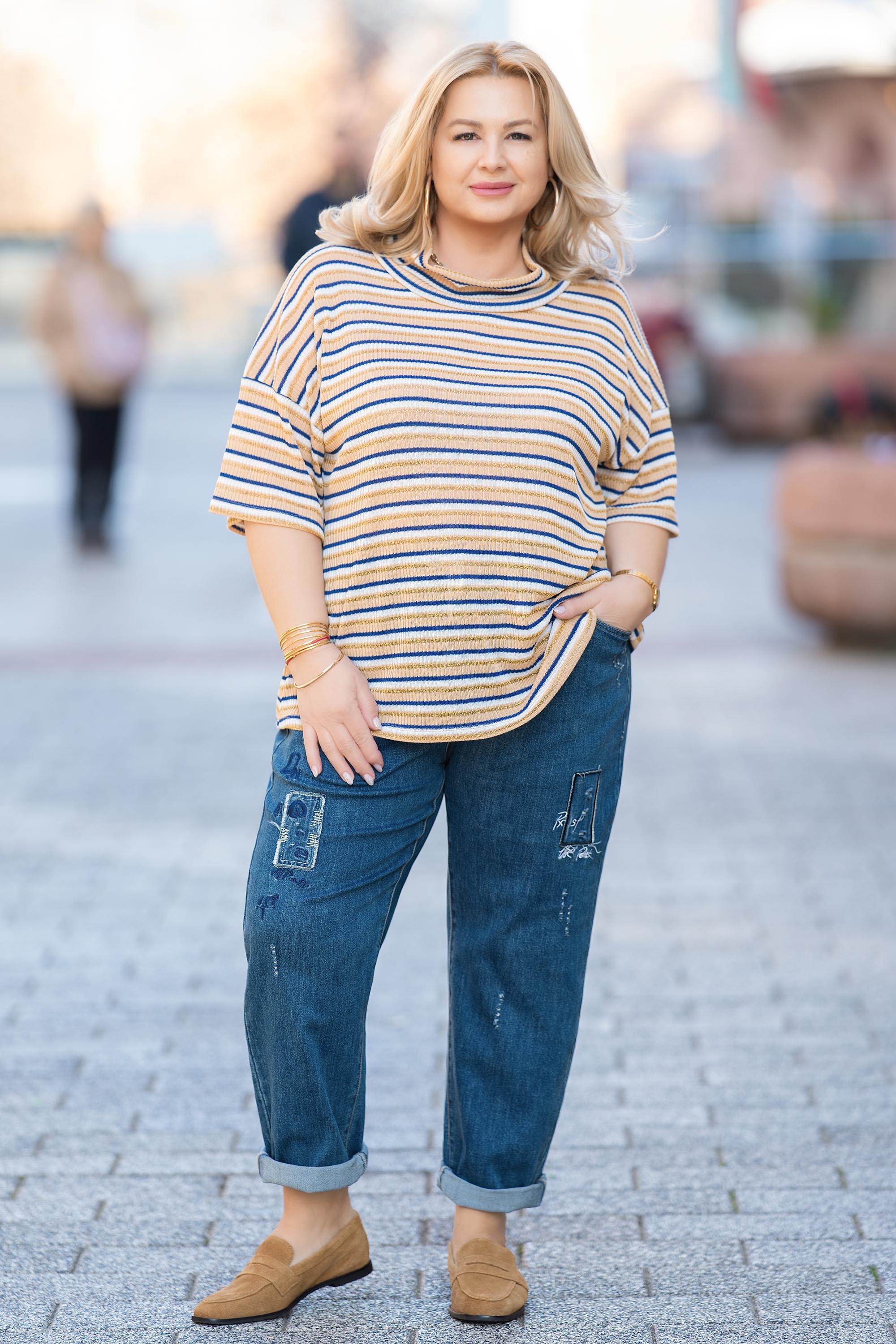 МАКСИ блуза от фино плетиво в бежово с райран синьо-бял принт и нишка ламе