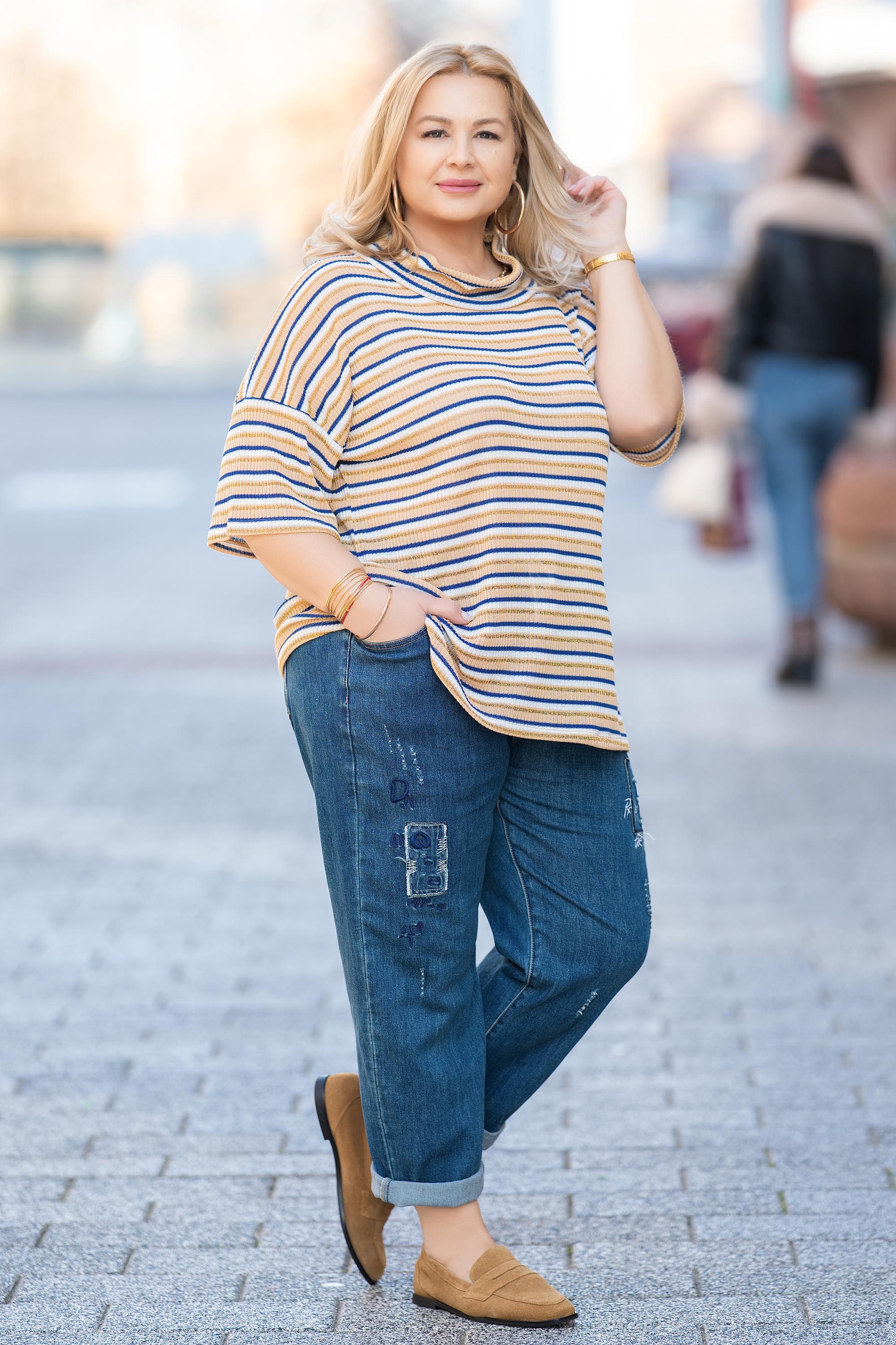 МАКСИ блуза от фино плетиво в бежово с райран синьо-бял принт и нишка ламе