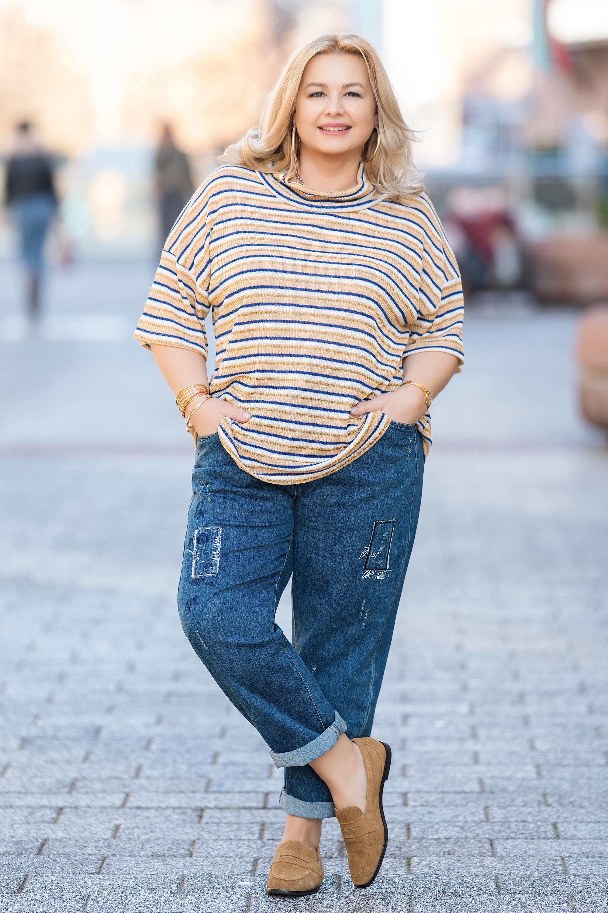 МАКСИ блуза от фино плетиво в бежово с райран синьо-бял принт и нишка ламе