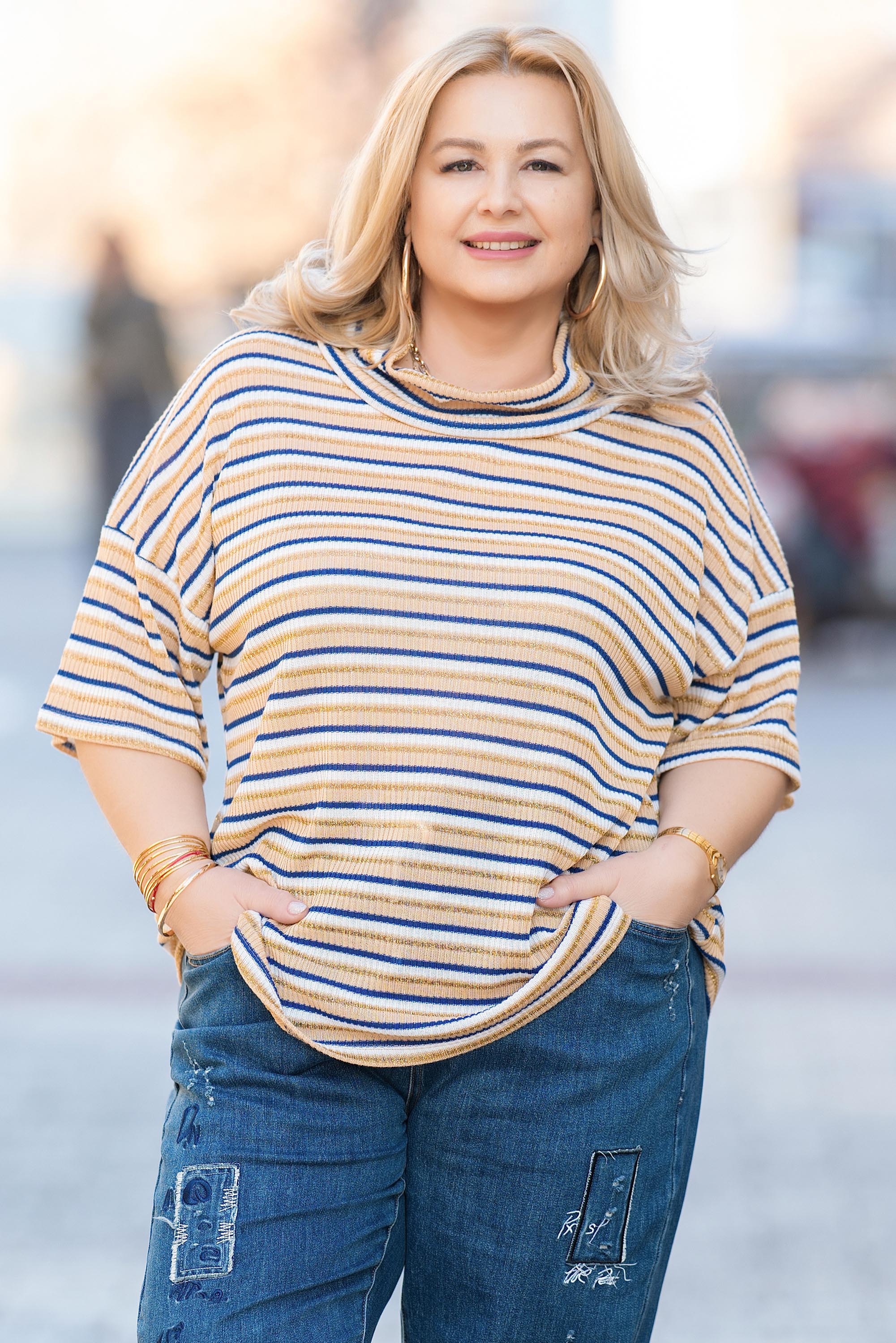 МАКСИ блуза от фино плетиво в бежово с райран синьо-бял принт и нишка ламе