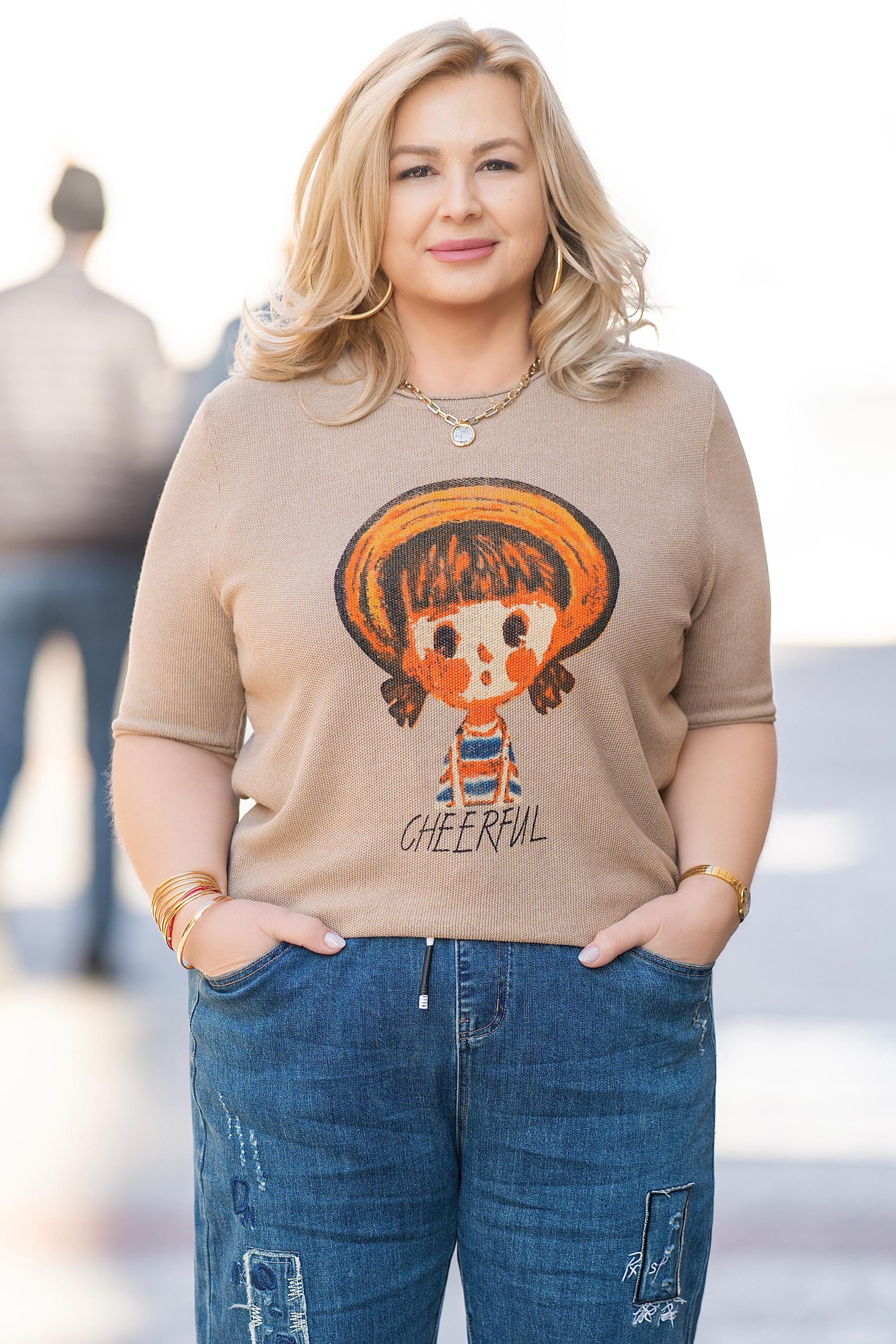 МАКСИ блуза от фино плетиво в бежово с щампа момиче с шапка