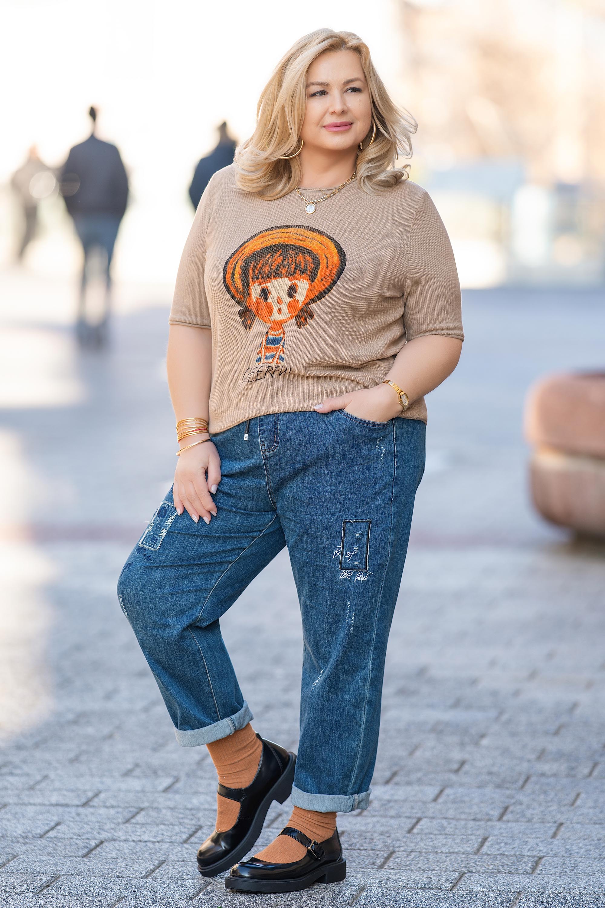 МАКСИ блуза от фино плетиво в бежово с щампа момиче с шапка