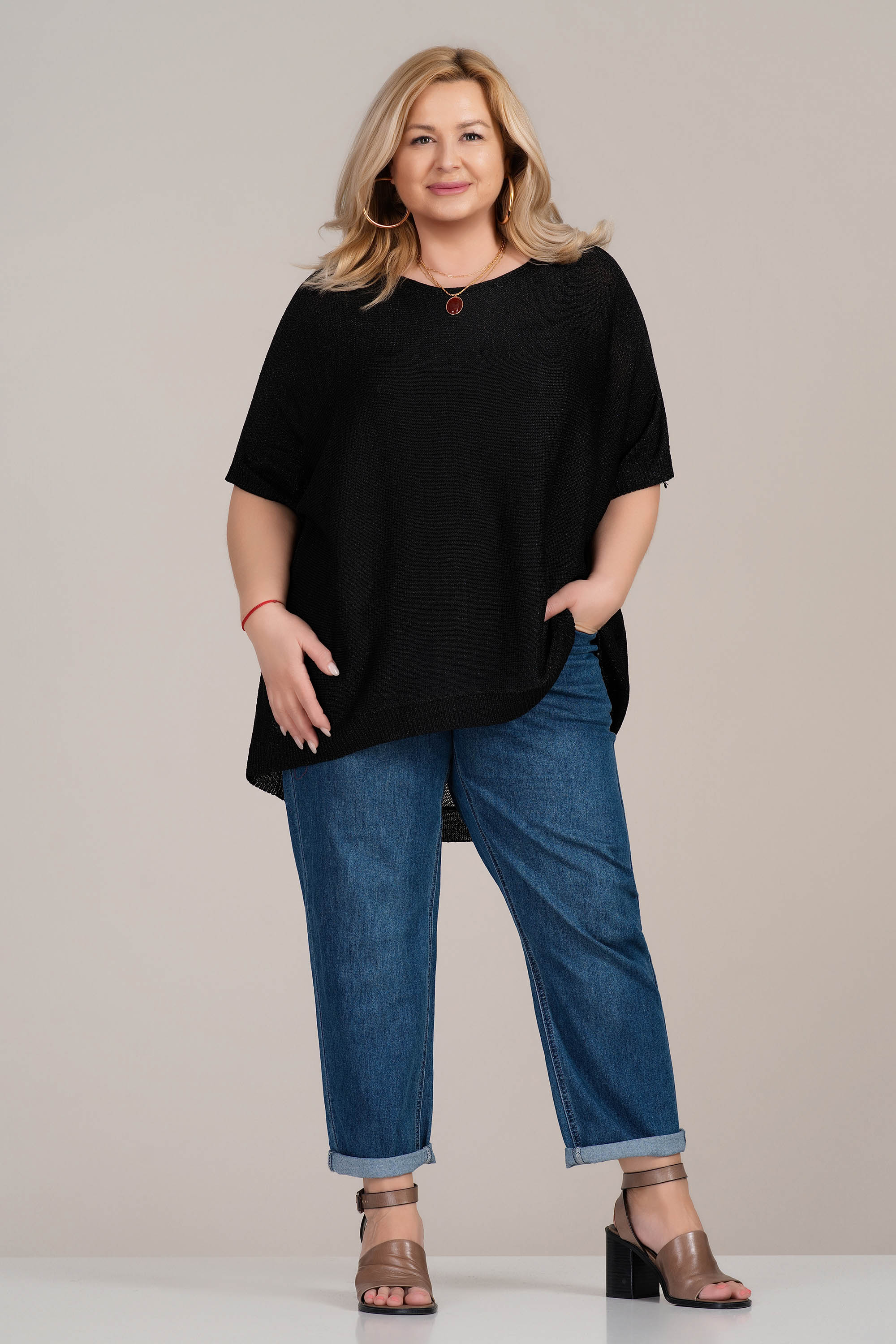 МАКСИ блуза от фино плетиво в черно с издължен гръб