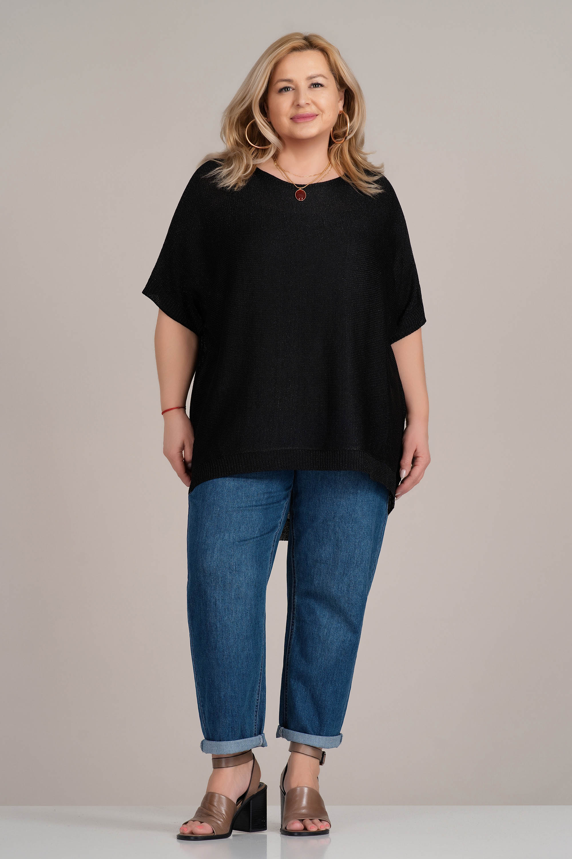 МАКСИ блуза от фино плетиво в черно с издължен гръб