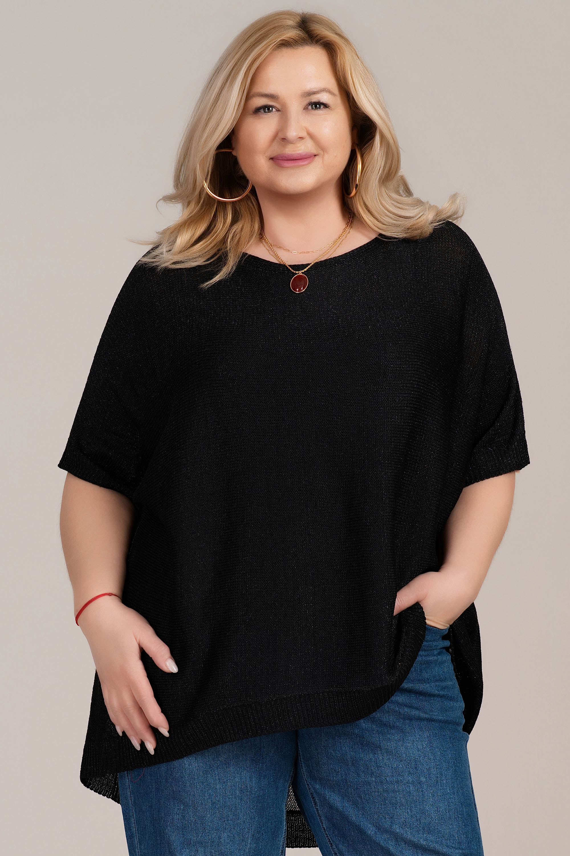 МАКСИ блуза от фино плетиво в черно с издължен гръб