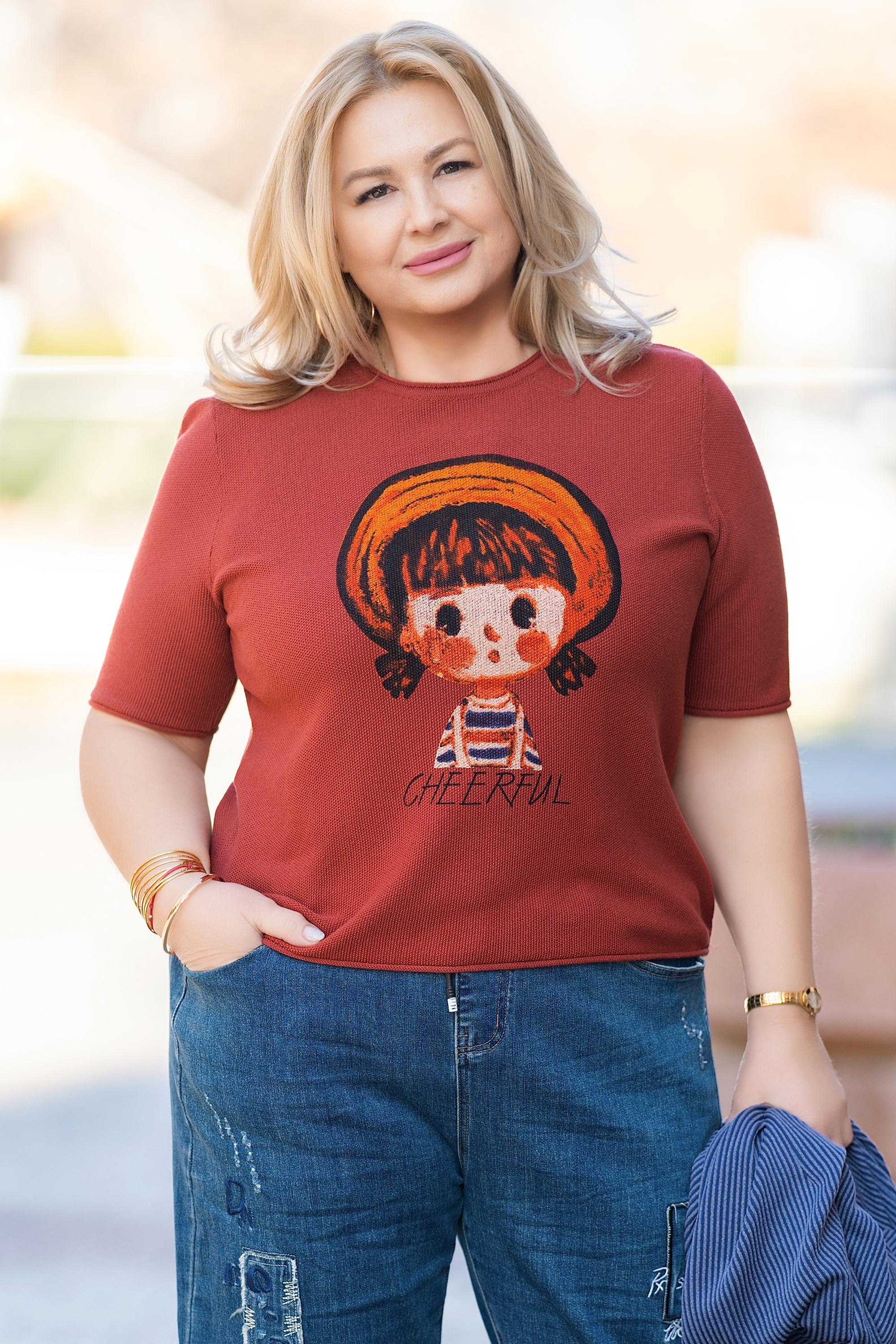 МАКСИ блуза от фино плетиво в цвят керемида с щампа момиче с шапка