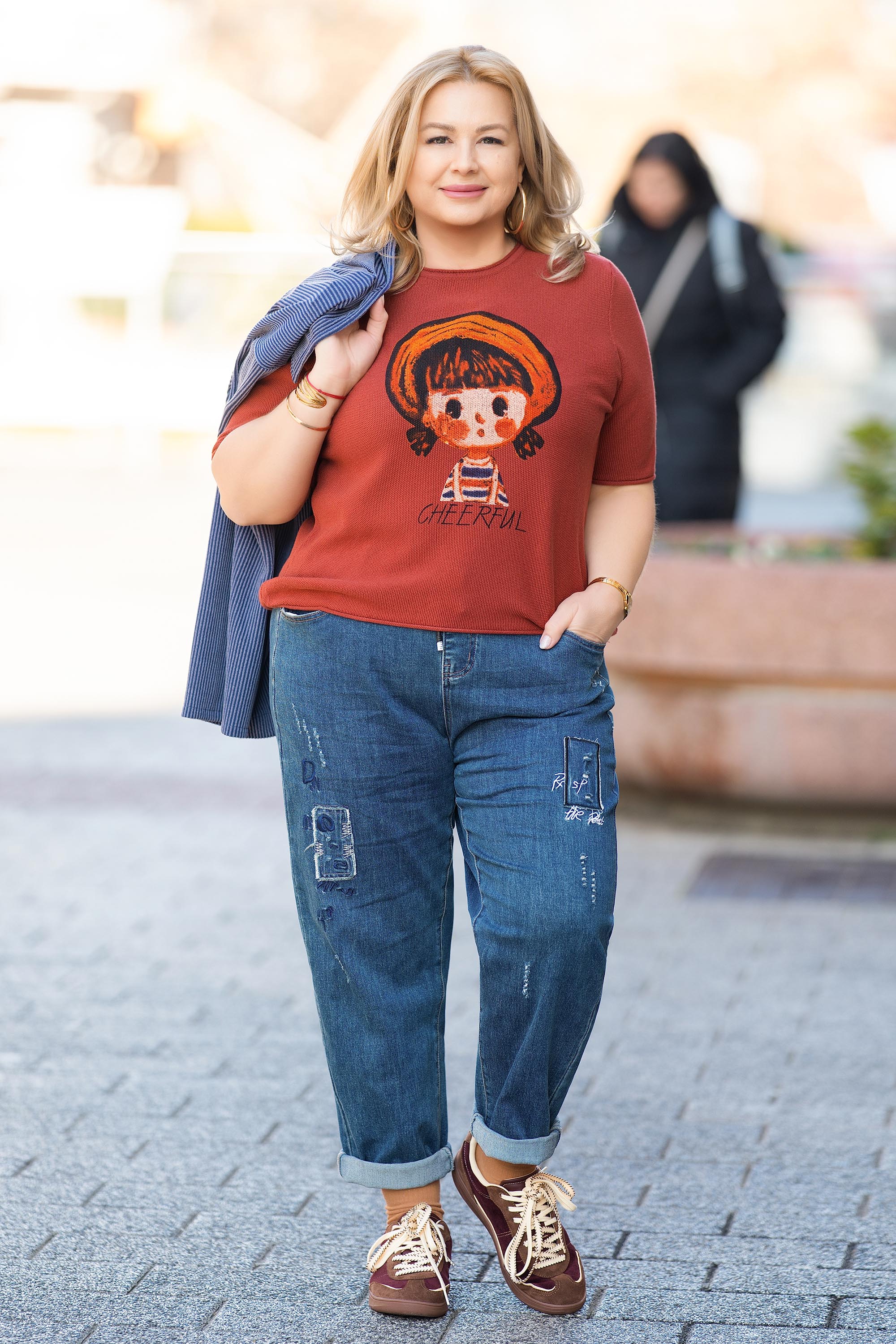 МАКСИ блуза от фино плетиво в цвят керемида с щампа момиче с шапка