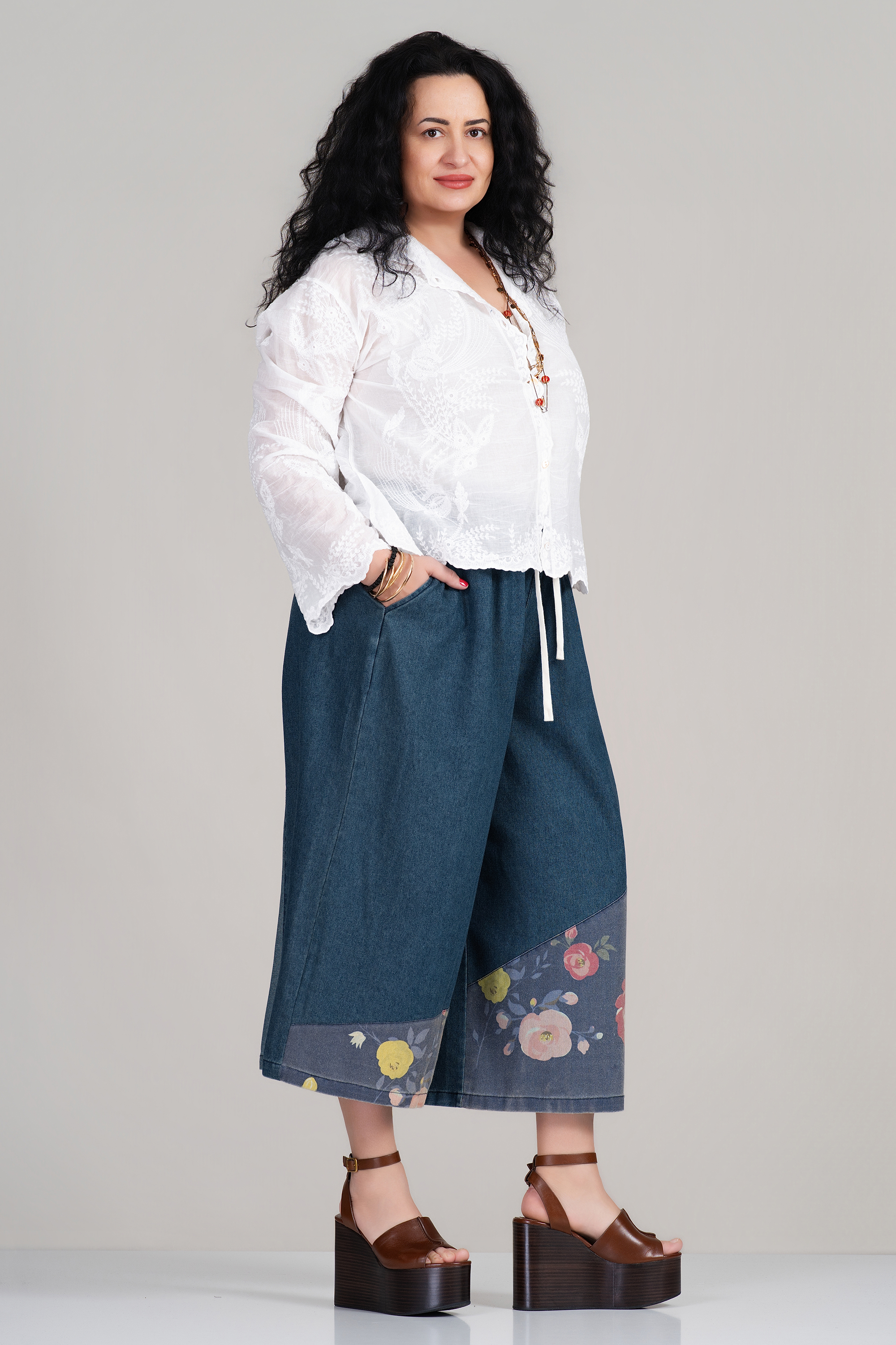 МАКСИ блуза от памук в бяло с бродерия и качулка