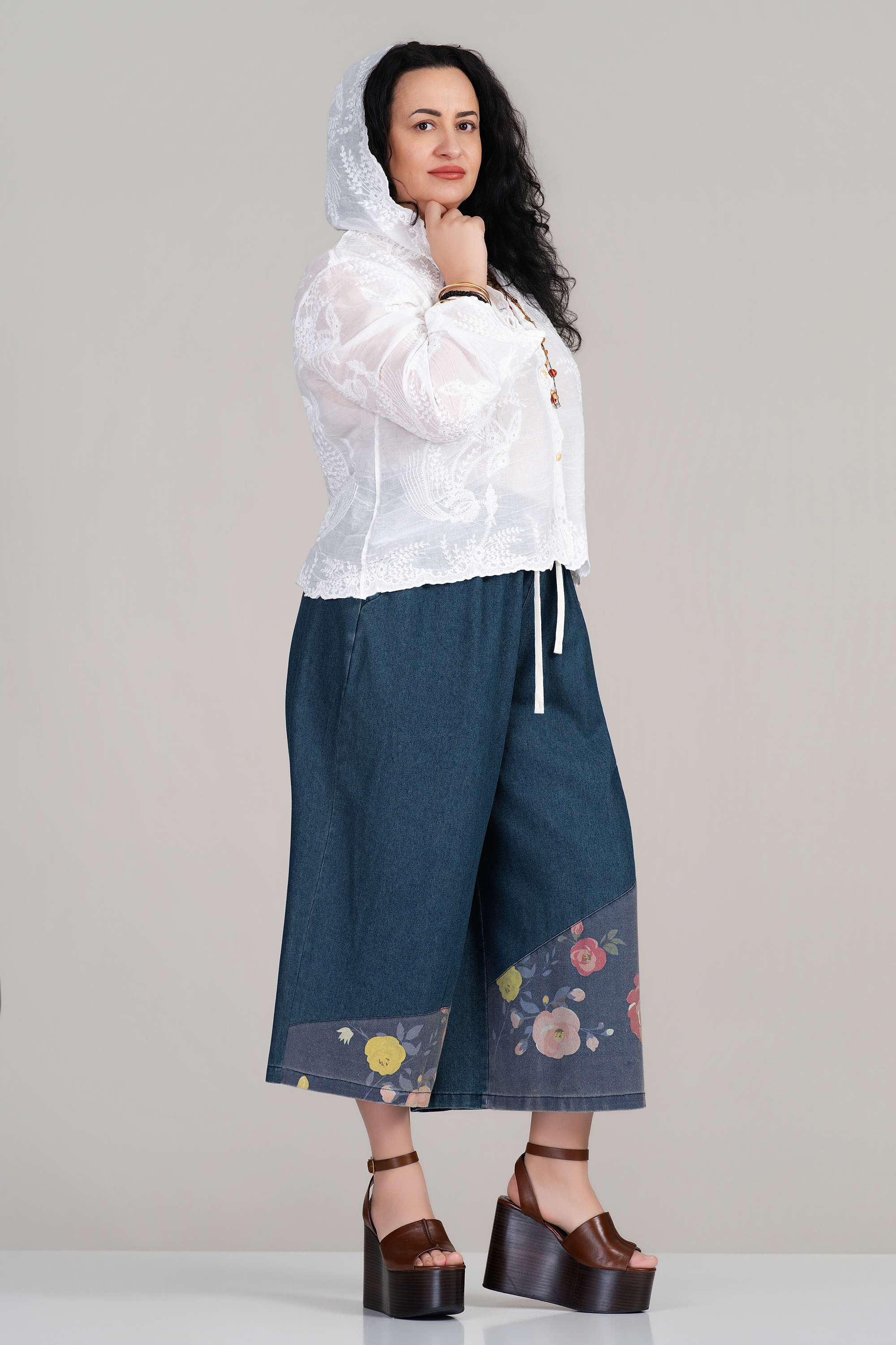 МАКСИ блуза от памук в бяло с бродерия и качулка